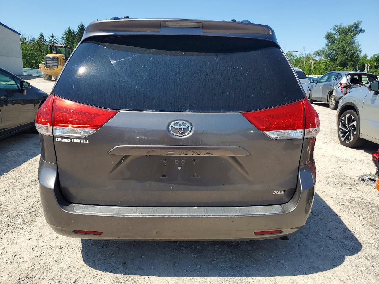 2011 Toyota Sienna Xle 8-passenger Gray vin: 5TDYK3DC3BS170470
