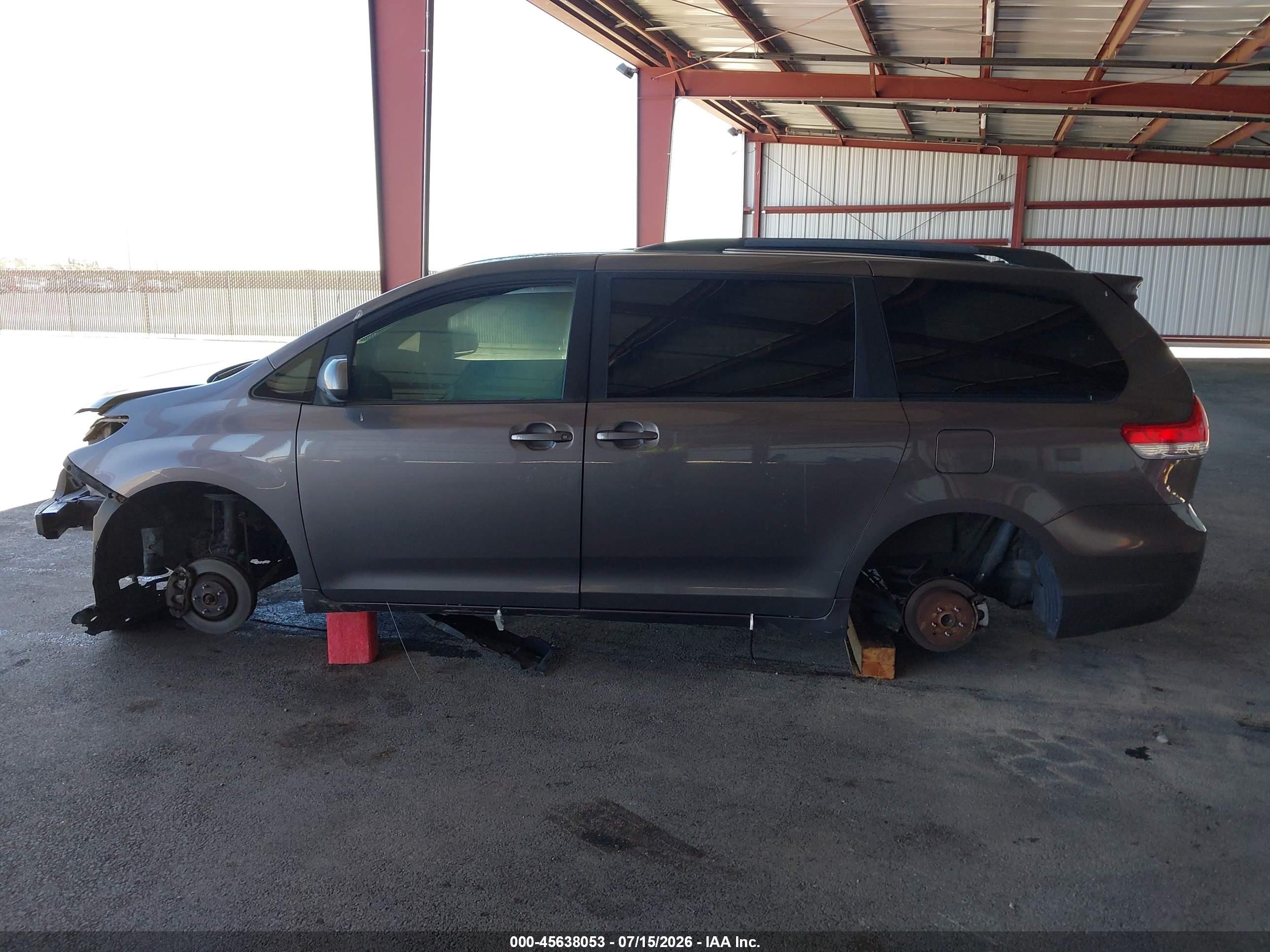 2012 Toyota Sienna Xle V6 8 Passenger Gray vin: 5TDYK3DC3CS188677