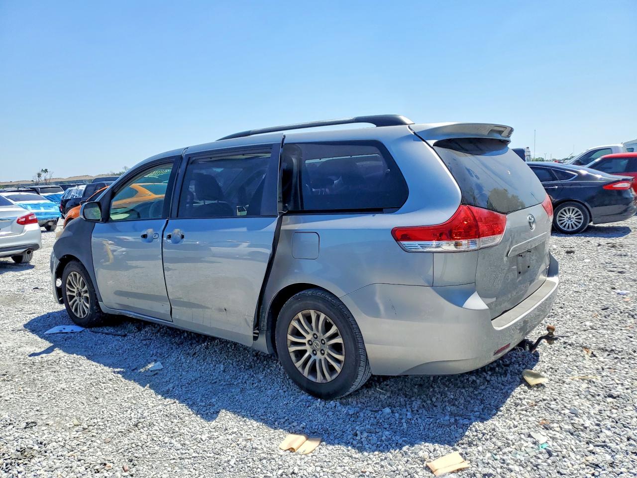2012 Toyota Sienna Xle 8-passenger Silver vin: 5TDYK3DC3CS201055