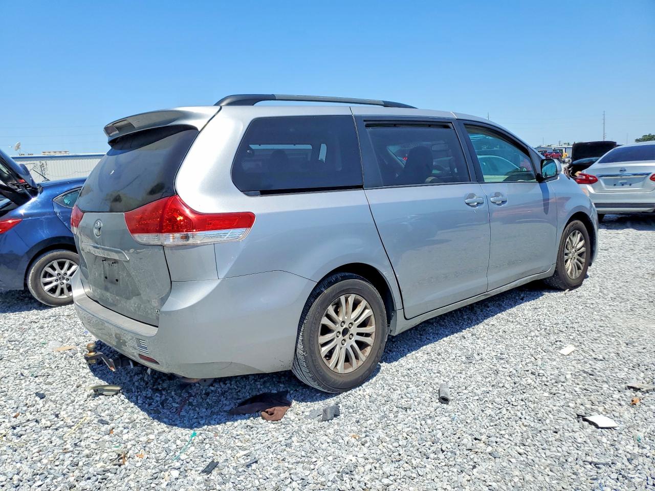 2012 Toyota Sienna Xle 8-passenger Silver vin: 5TDYK3DC3CS201055
