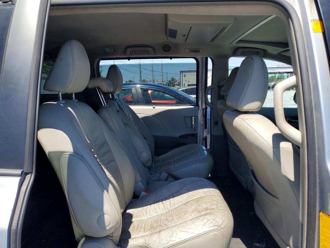 2012 Toyota Sienna Xle 8-passenger Silver vin: 5TDYK3DC3CS201055