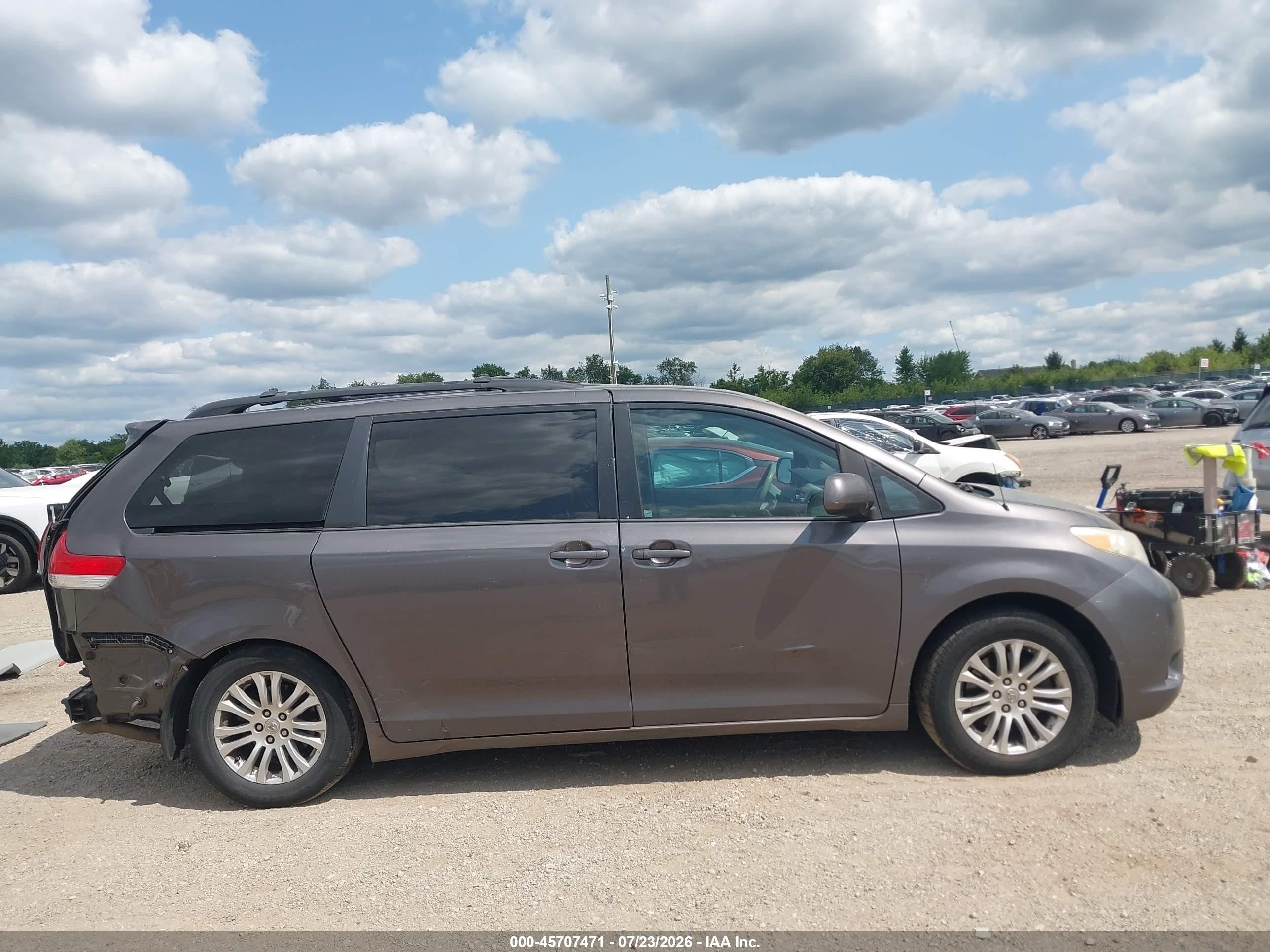 2012 Toyota Sienna Xle V6 8 Passenger Gray vin: 5TDYK3DC3CS239076