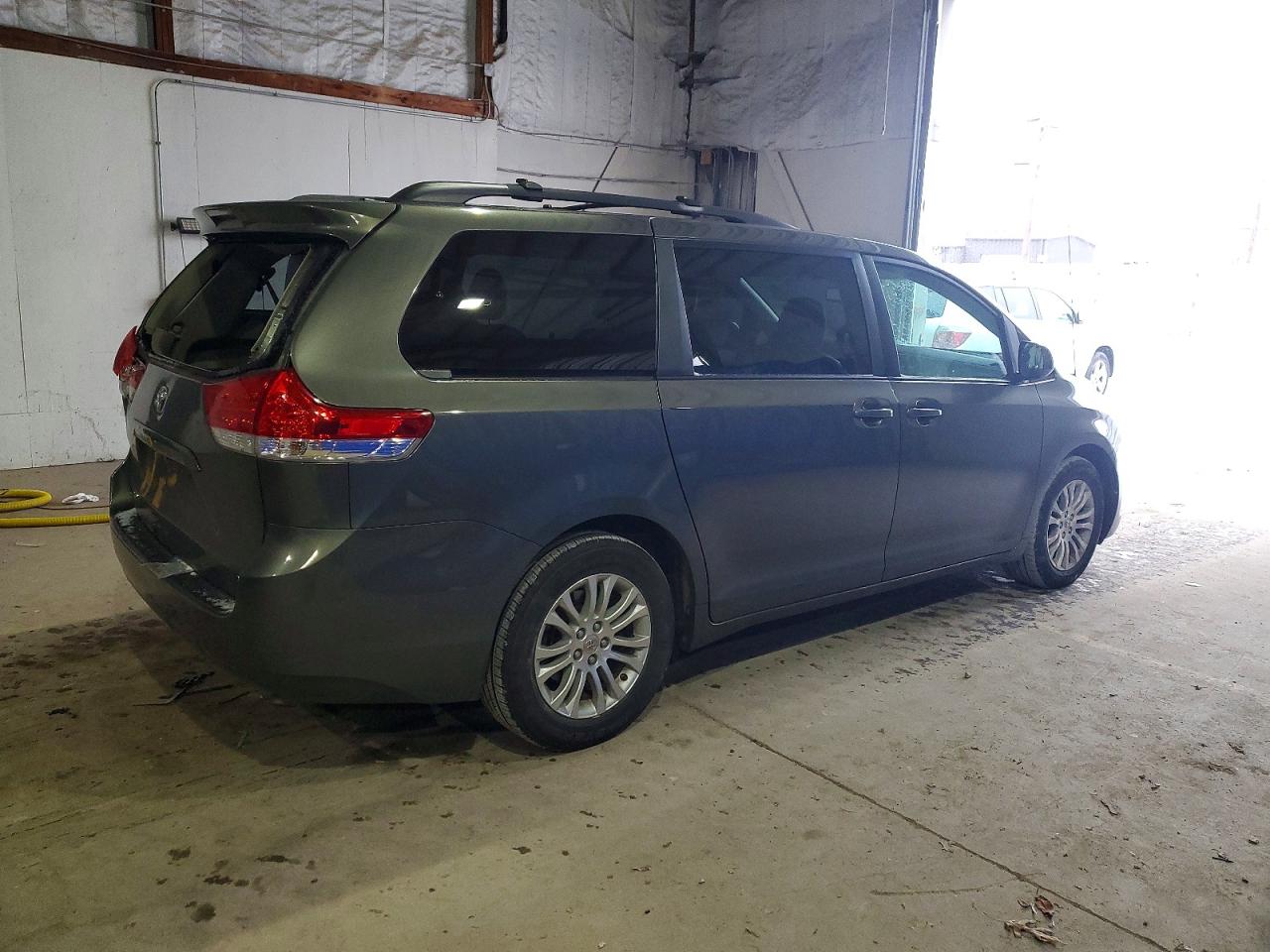 2012 Toyota Sienna Xle Gray vin: 5TDYK3DC3CS241233