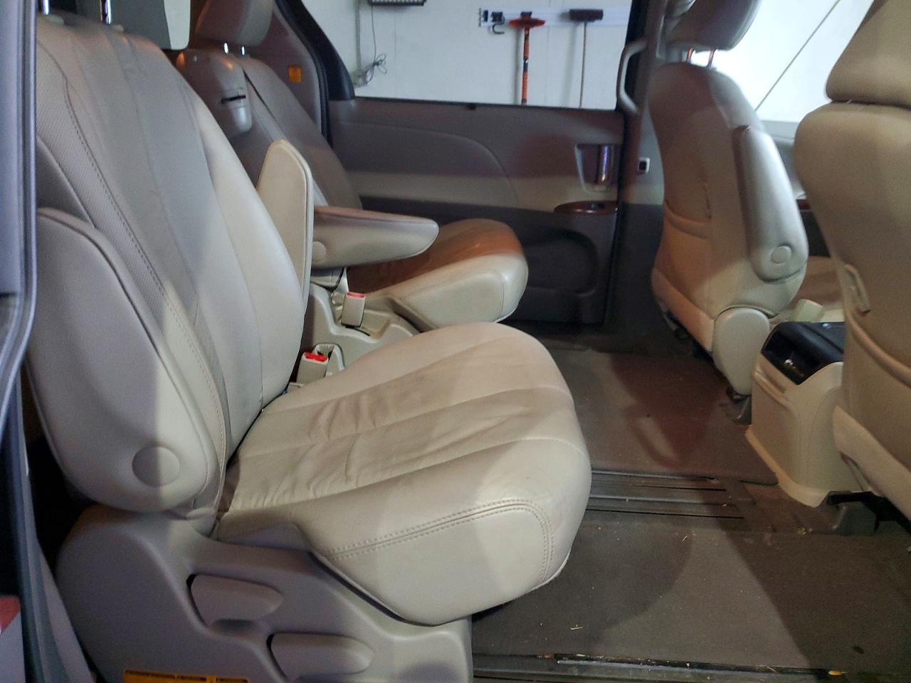 2012 Toyota Sienna Xle Gray vin: 5TDYK3DC3CS241233