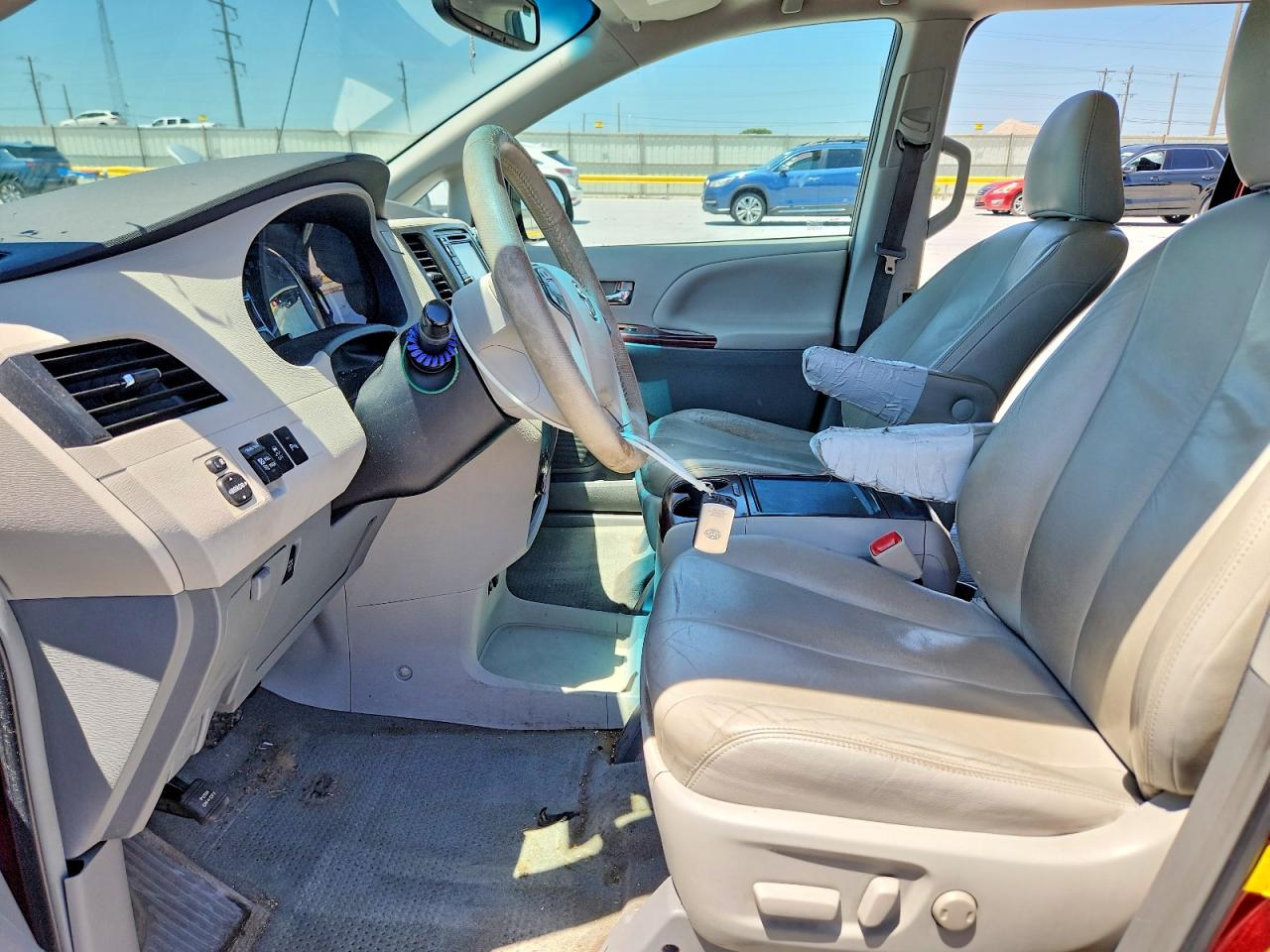 2012 Toyota Sienna Xle 8-passenger Maroon vin: 5TDYK3DC3CS243564
