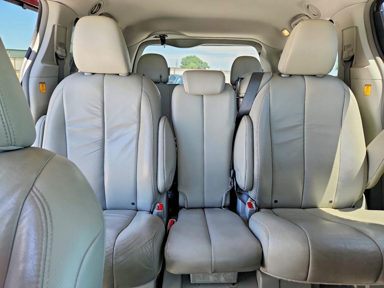 2012 Toyota Sienna Xle 8-passenger Maroon vin: 5TDYK3DC3CS243564
