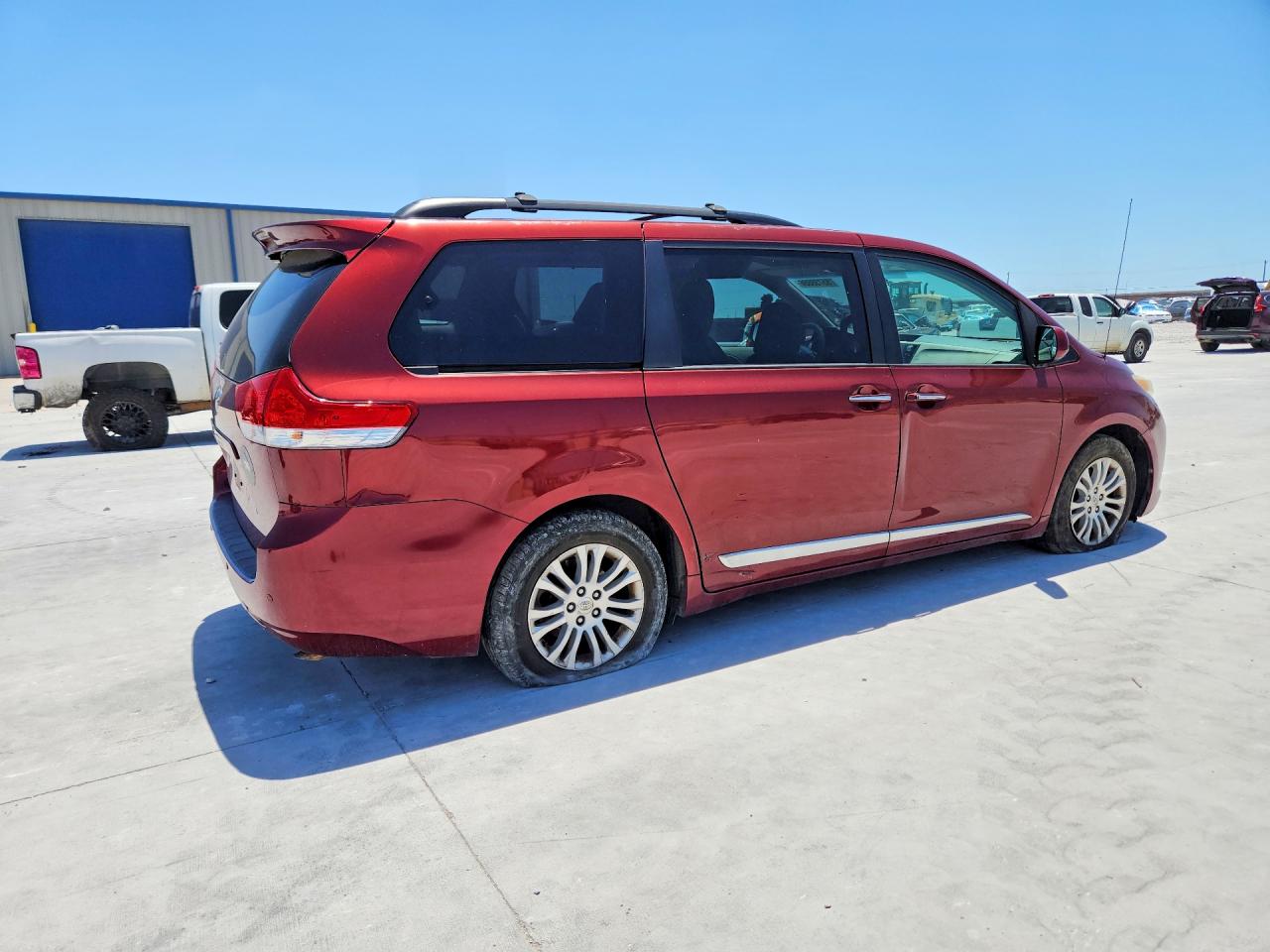 2012 Toyota Sienna Xle 8-passenger Maroon vin: 5TDYK3DC3CS243564