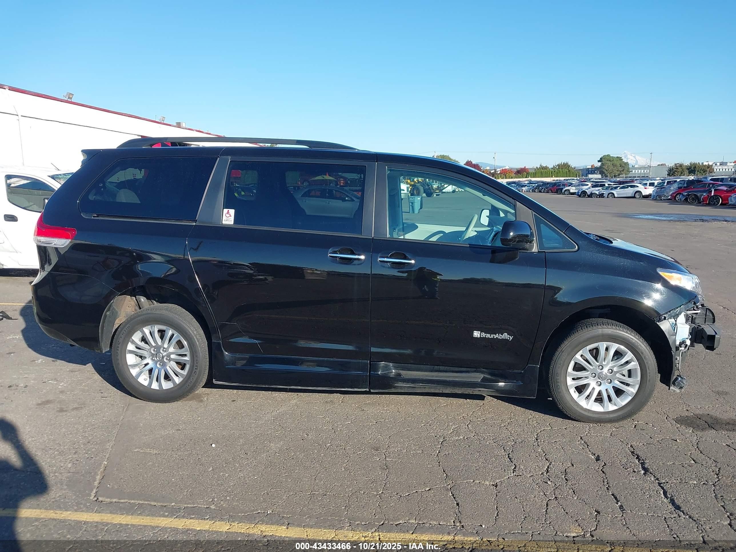 2013 Toyota Sienna Xle V6 8 Passenger Черный vin: 5TDYK3DC3DS290286