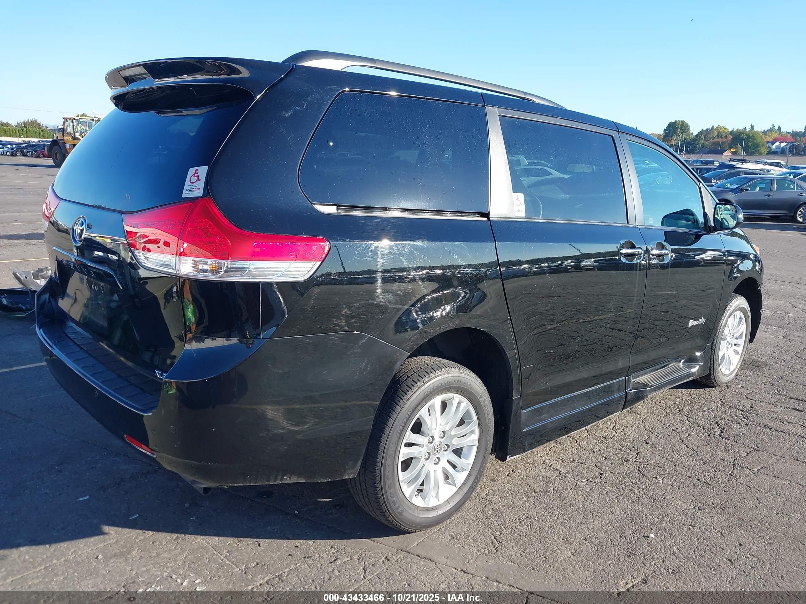 2013 Toyota Sienna Xle V6 8 Passenger Черный vin: 5TDYK3DC3DS290286