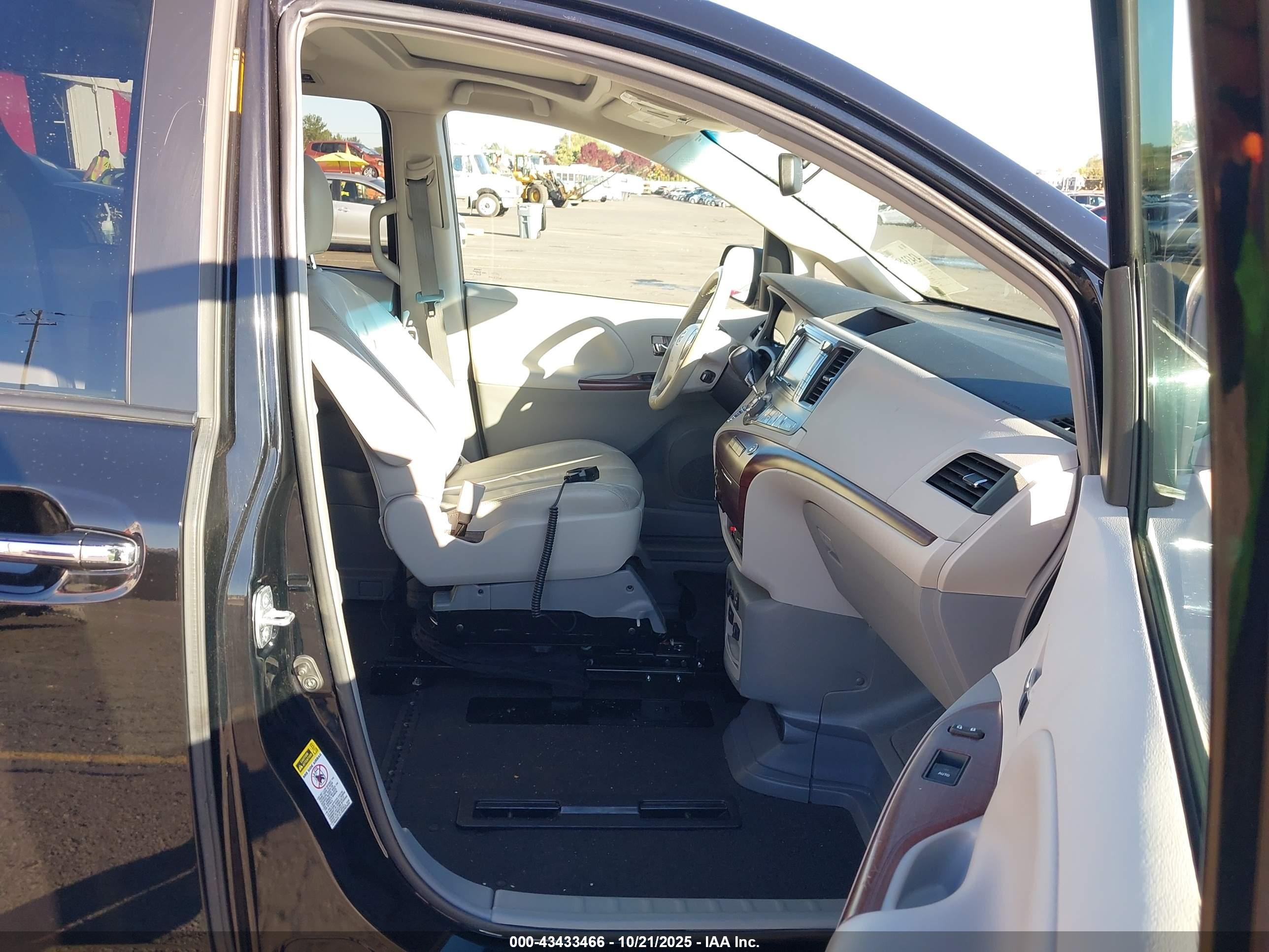 2013 Toyota Sienna Xle V6 8 Passenger Черный vin: 5TDYK3DC3DS290286