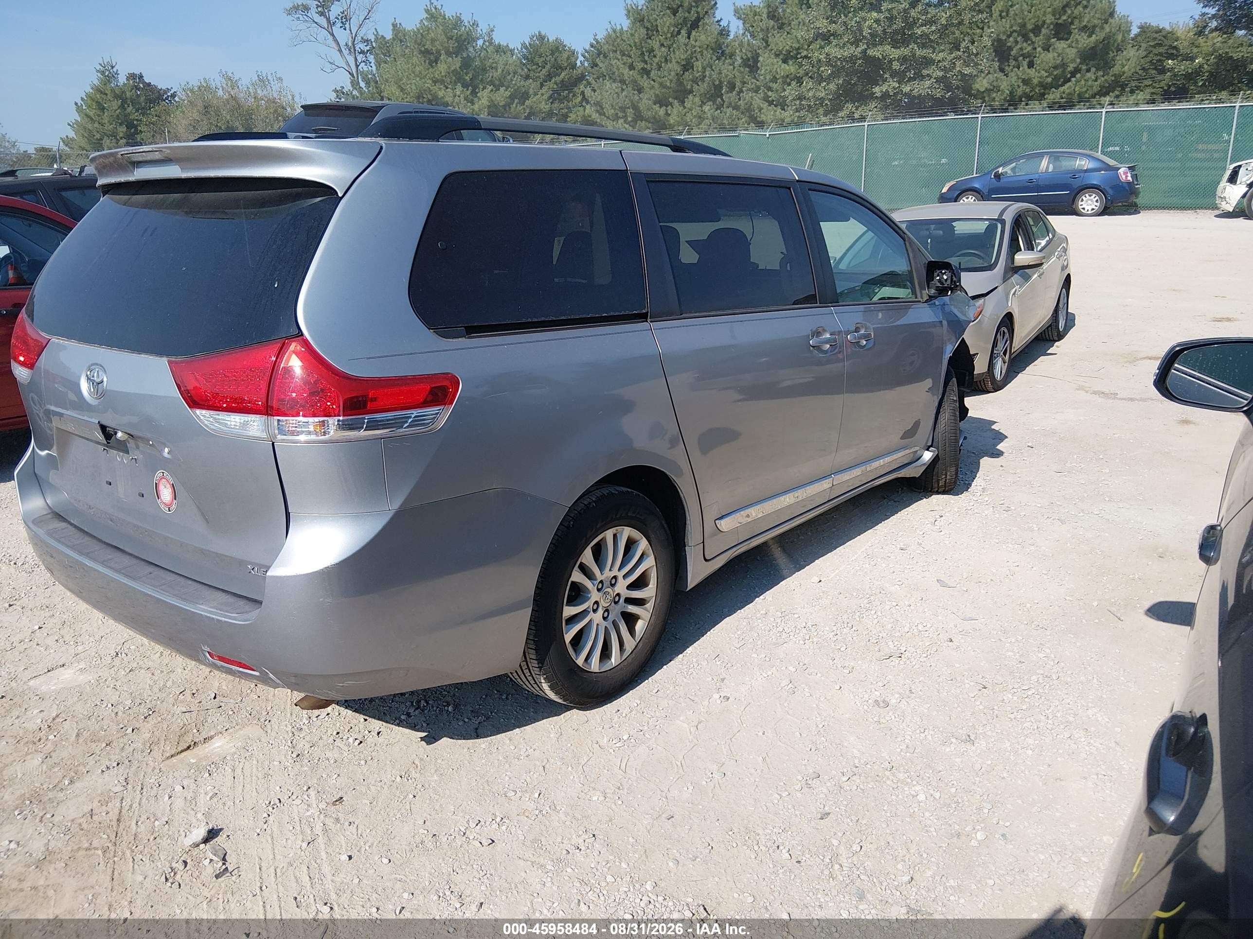 2013 Toyota Sienna Xle V6 8 Passenger Teal vin: 5TDYK3DC3DS300783