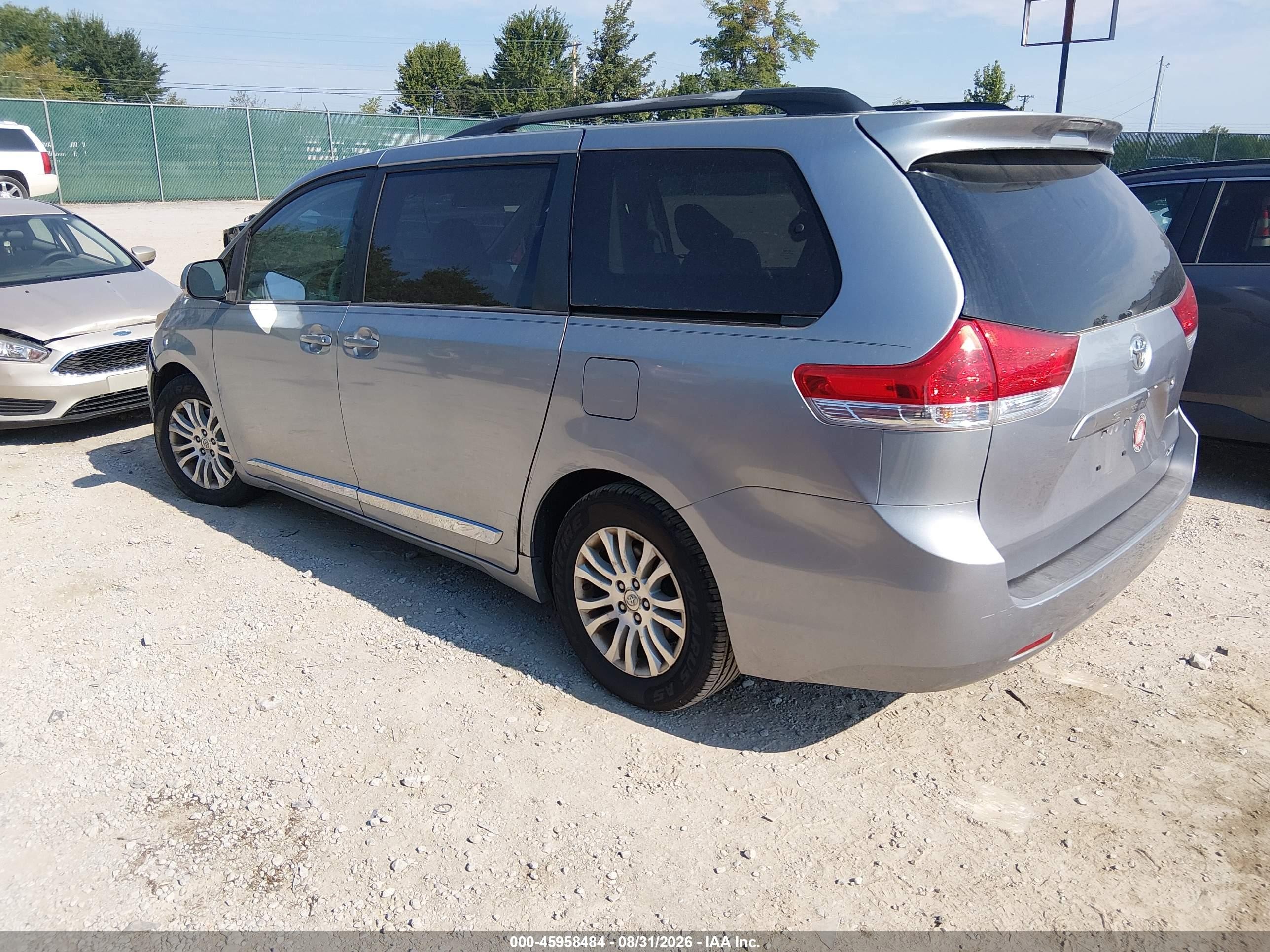 2013 Toyota Sienna Xle V6 8 Passenger Teal vin: 5TDYK3DC3DS300783