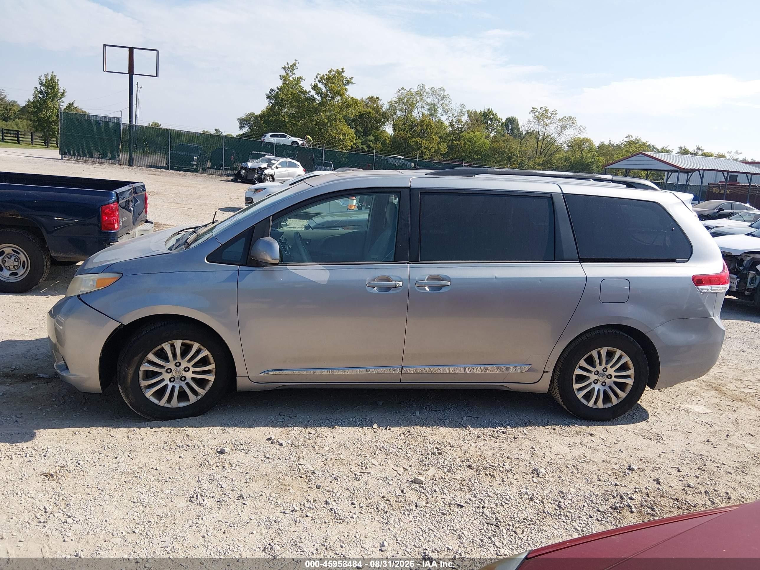 2013 Toyota Sienna Xle V6 8 Passenger Teal vin: 5TDYK3DC3DS300783