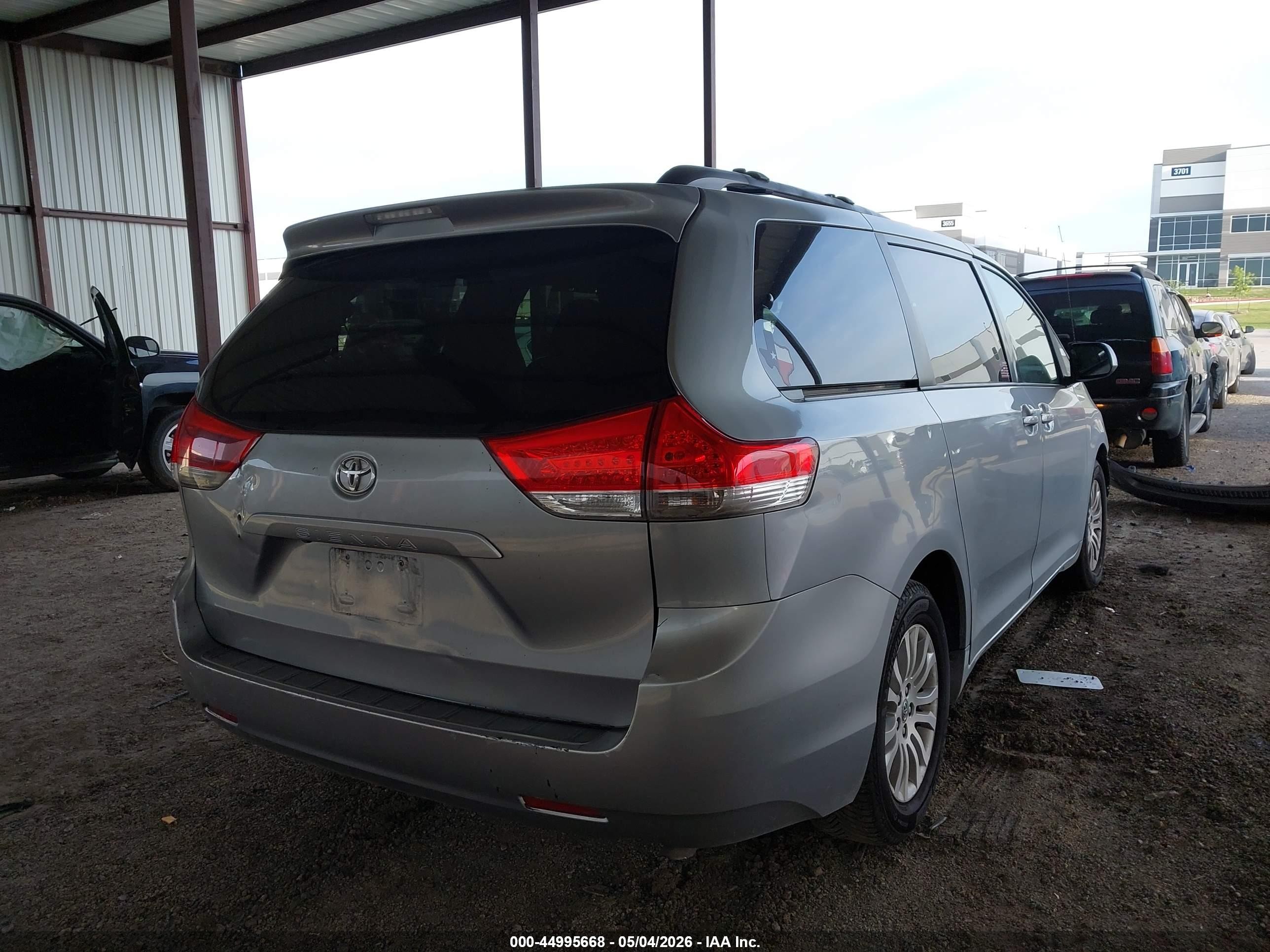 2013 Toyota Sienna Xle V6 8 Passenger Серый vin: 5TDYK3DC3DS302758