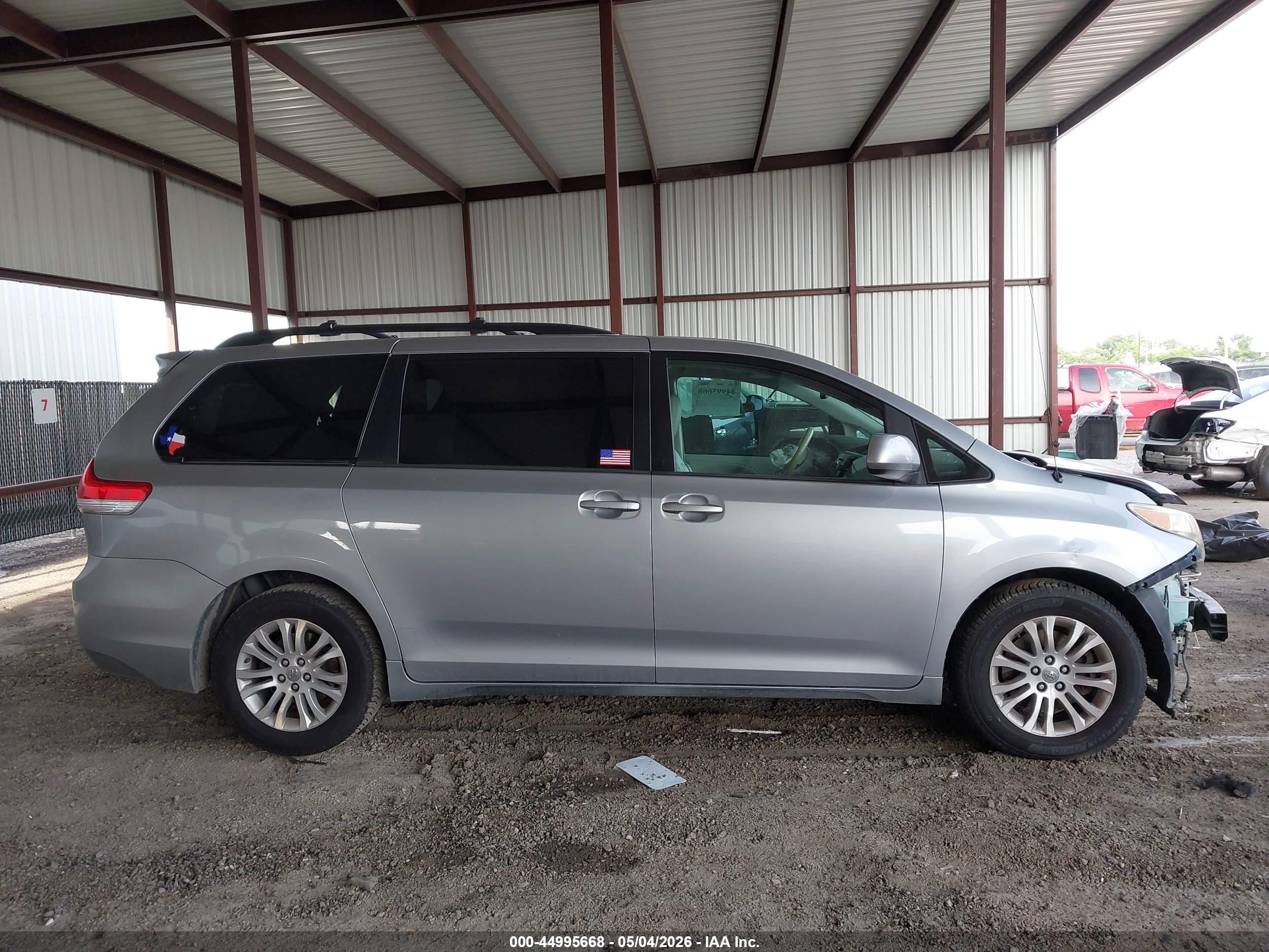 2013 Toyota Sienna Xle V6 8 Passenger Серый vin: 5TDYK3DC3DS302758