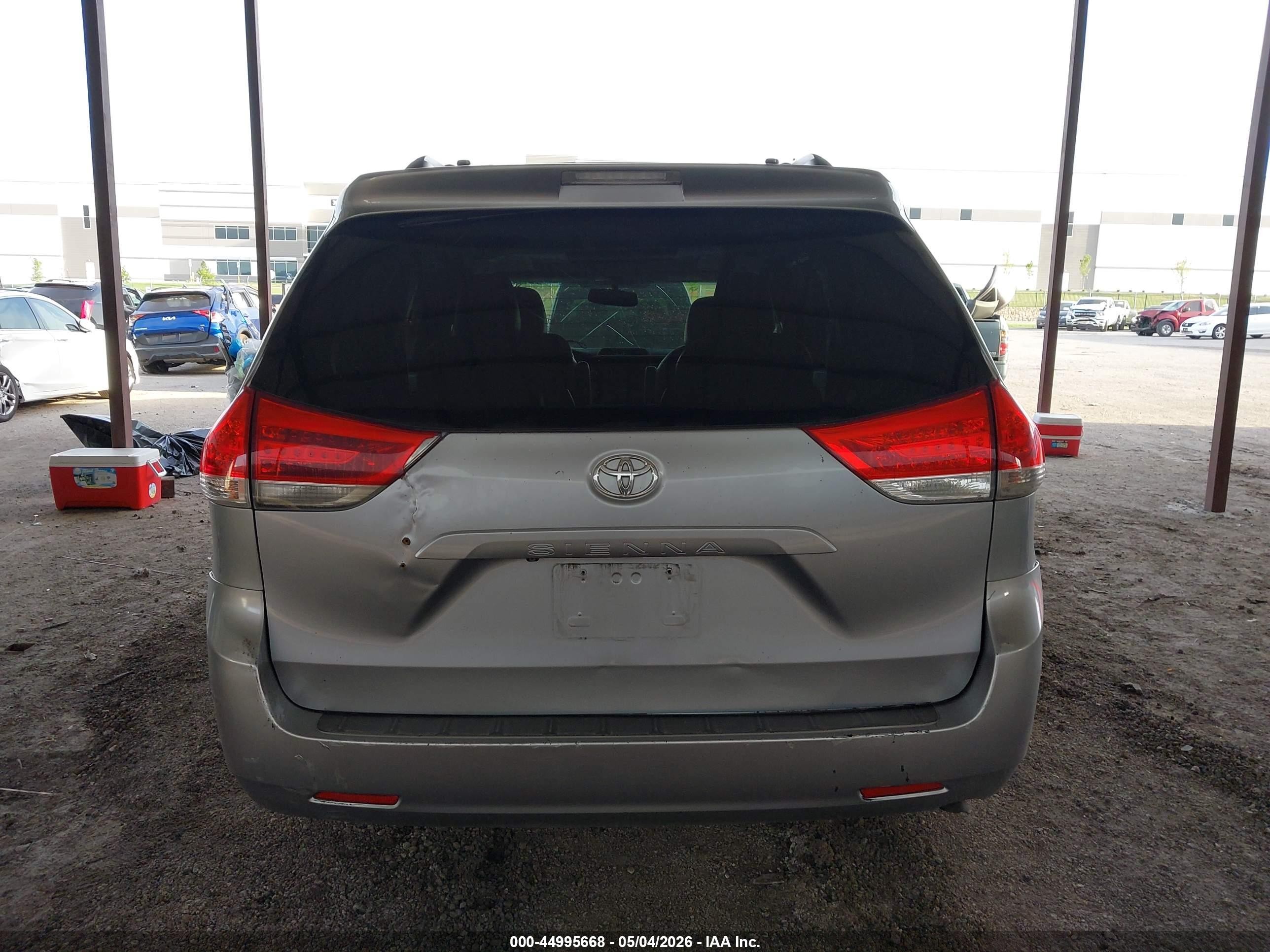 2013 Toyota Sienna Xle V6 8 Passenger Серый vin: 5TDYK3DC3DS302758