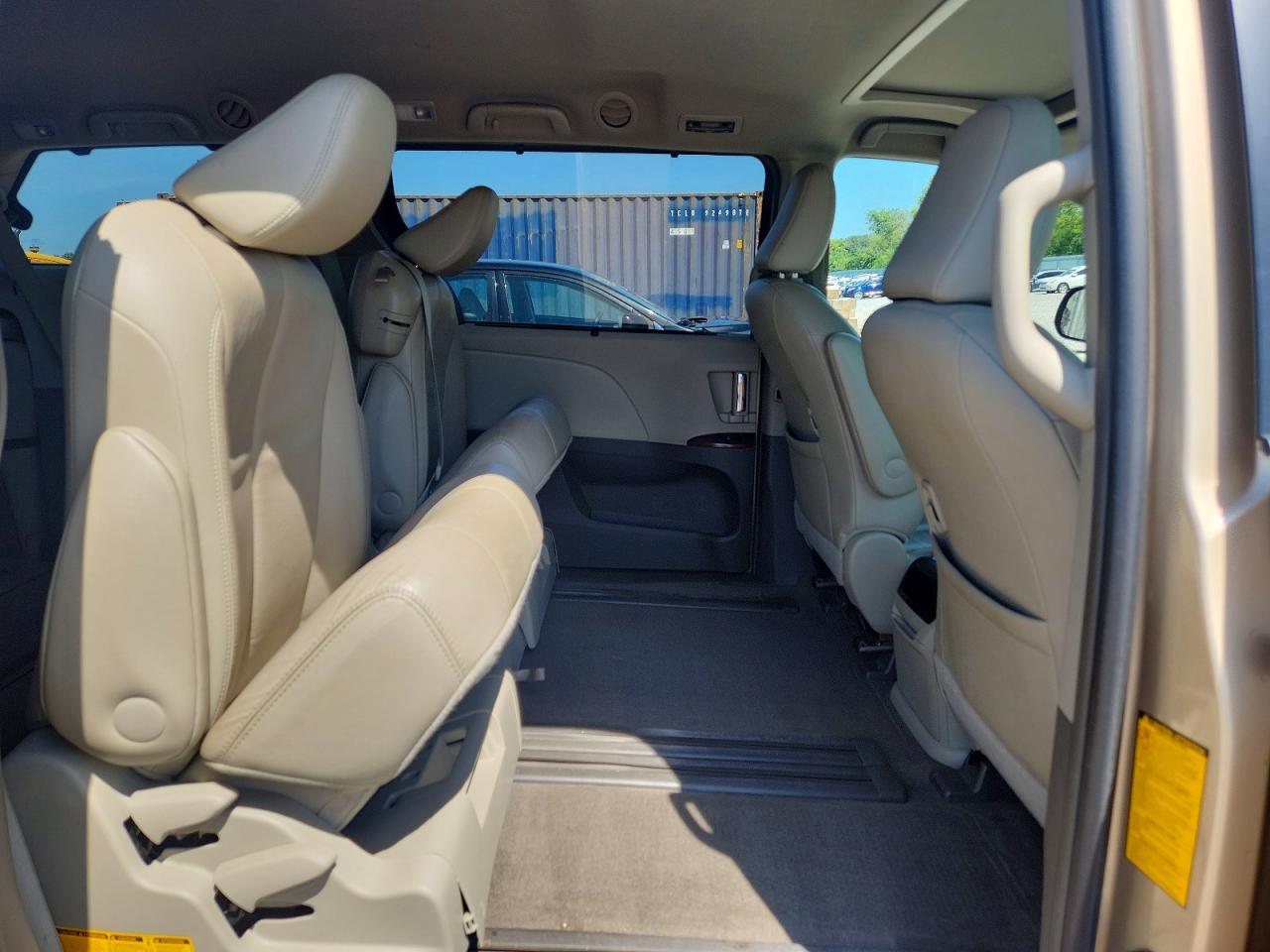 2013 Toyota Sienna Xle 8-passenger Tan vin: 5TDYK3DC3DS304042