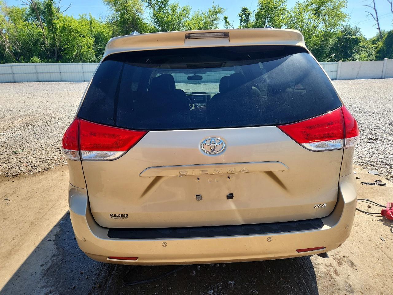 2013 Toyota Sienna Xle 8-passenger Tan vin: 5TDYK3DC3DS304042