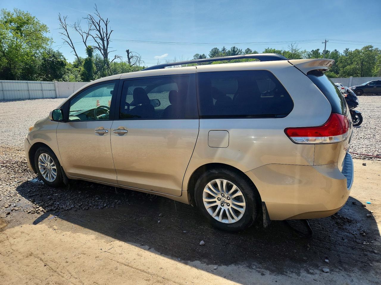 2013 Toyota Sienna Xle 8-passenger Tan vin: 5TDYK3DC3DS304042