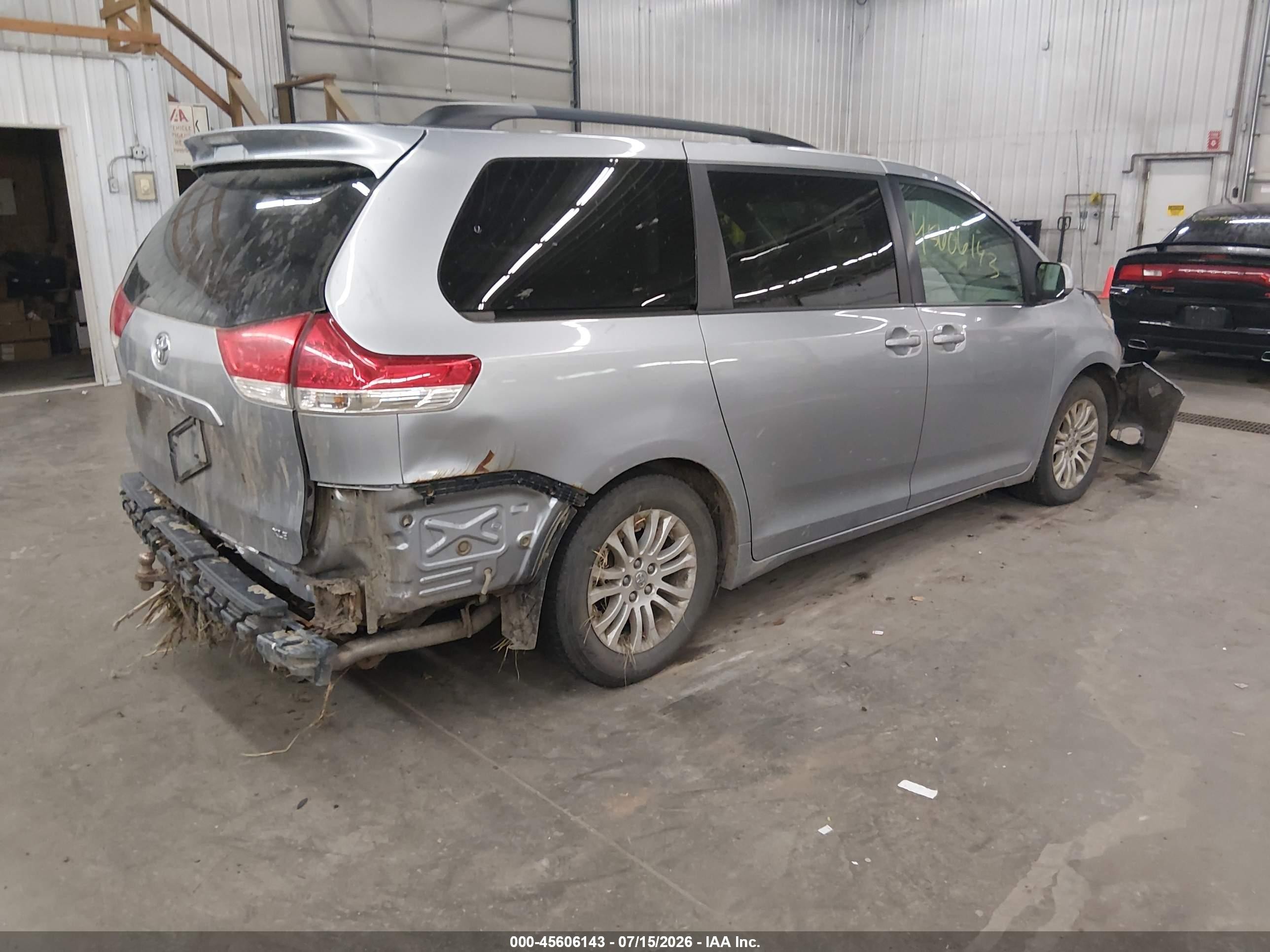 2013 Toyota Sienna Xle V6 8 Passenger Серебряный vin: 5TDYK3DC3DS310911
