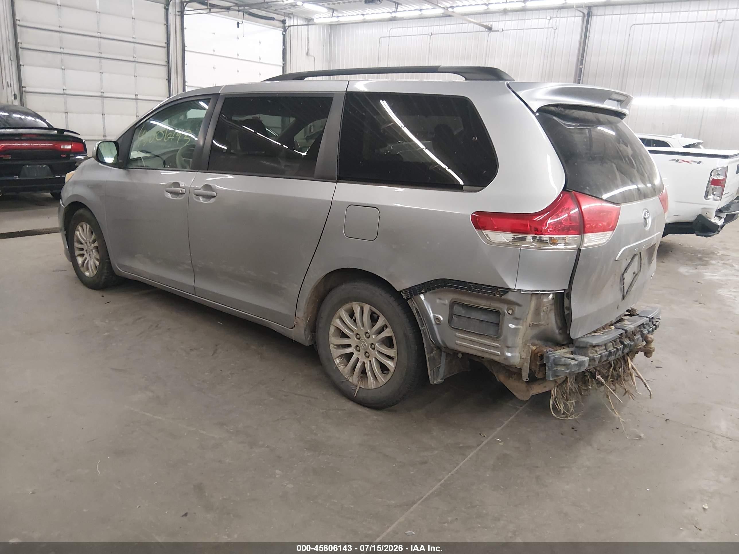 2013 Toyota Sienna Xle V6 8 Passenger Серебряный vin: 5TDYK3DC3DS310911
