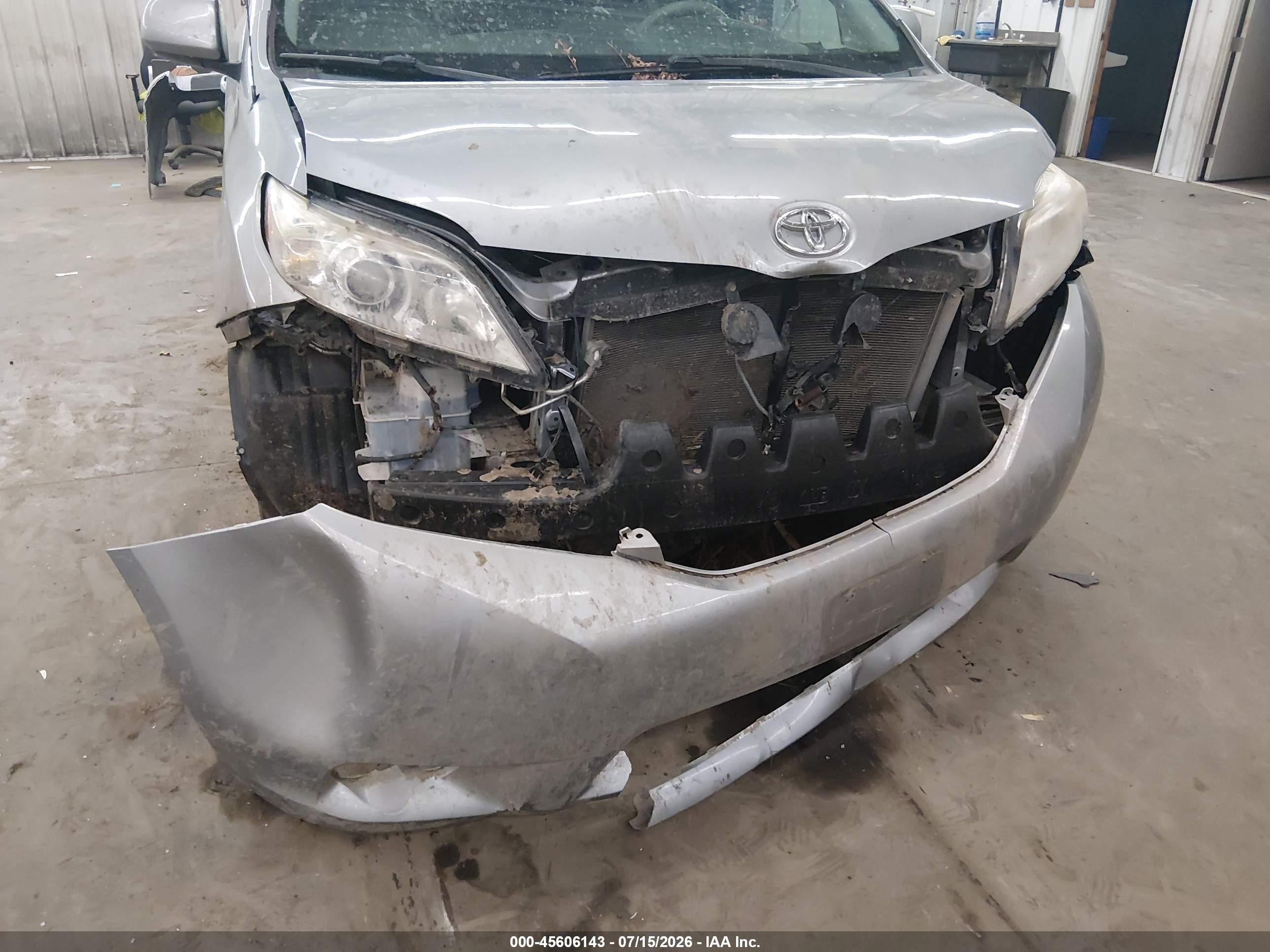 2013 Toyota Sienna Xle V6 8 Passenger Серебряный vin: 5TDYK3DC3DS310911