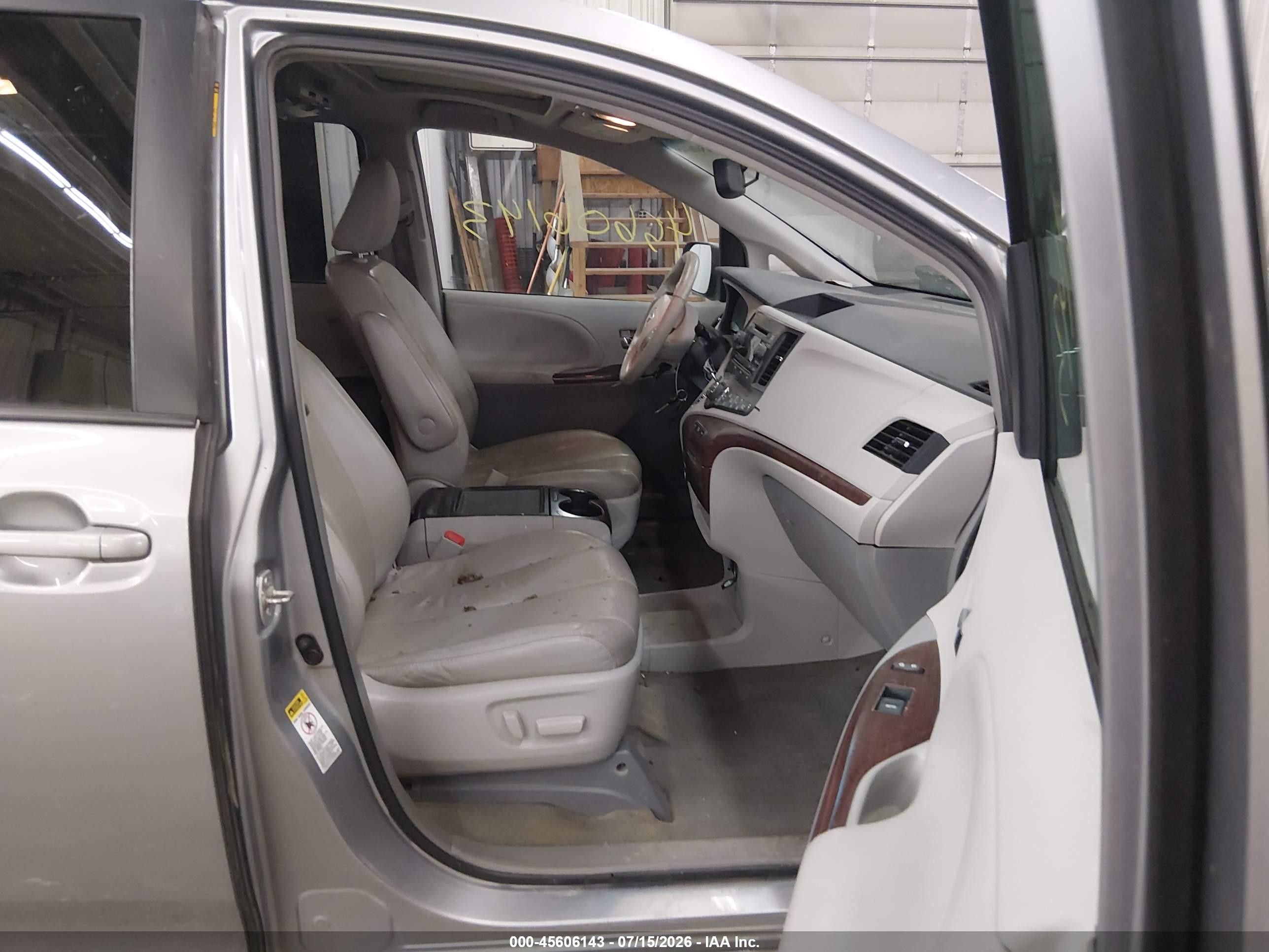 2013 Toyota Sienna Xle V6 8 Passenger Серебряный vin: 5TDYK3DC3DS310911
