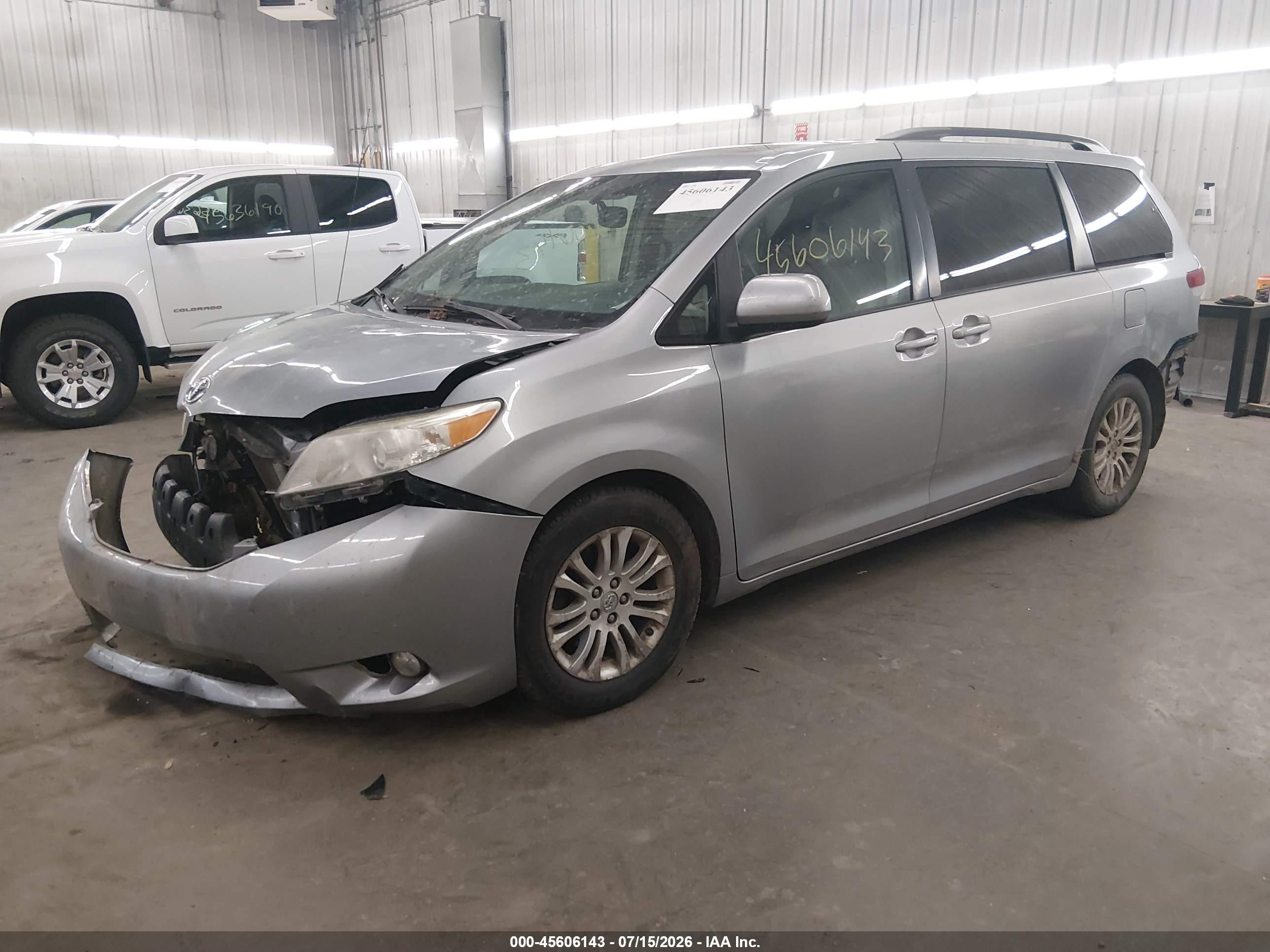 2013 Toyota Sienna Xle V6 8 Passenger Серебряный vin: 5TDYK3DC3DS310911