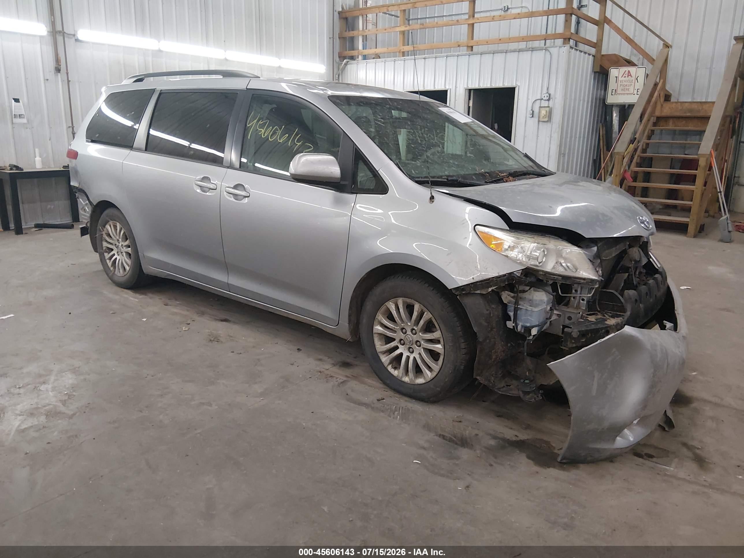 2013 Toyota Sienna Xle V6 8 Passenger Серебряный vin: 5TDYK3DC3DS310911