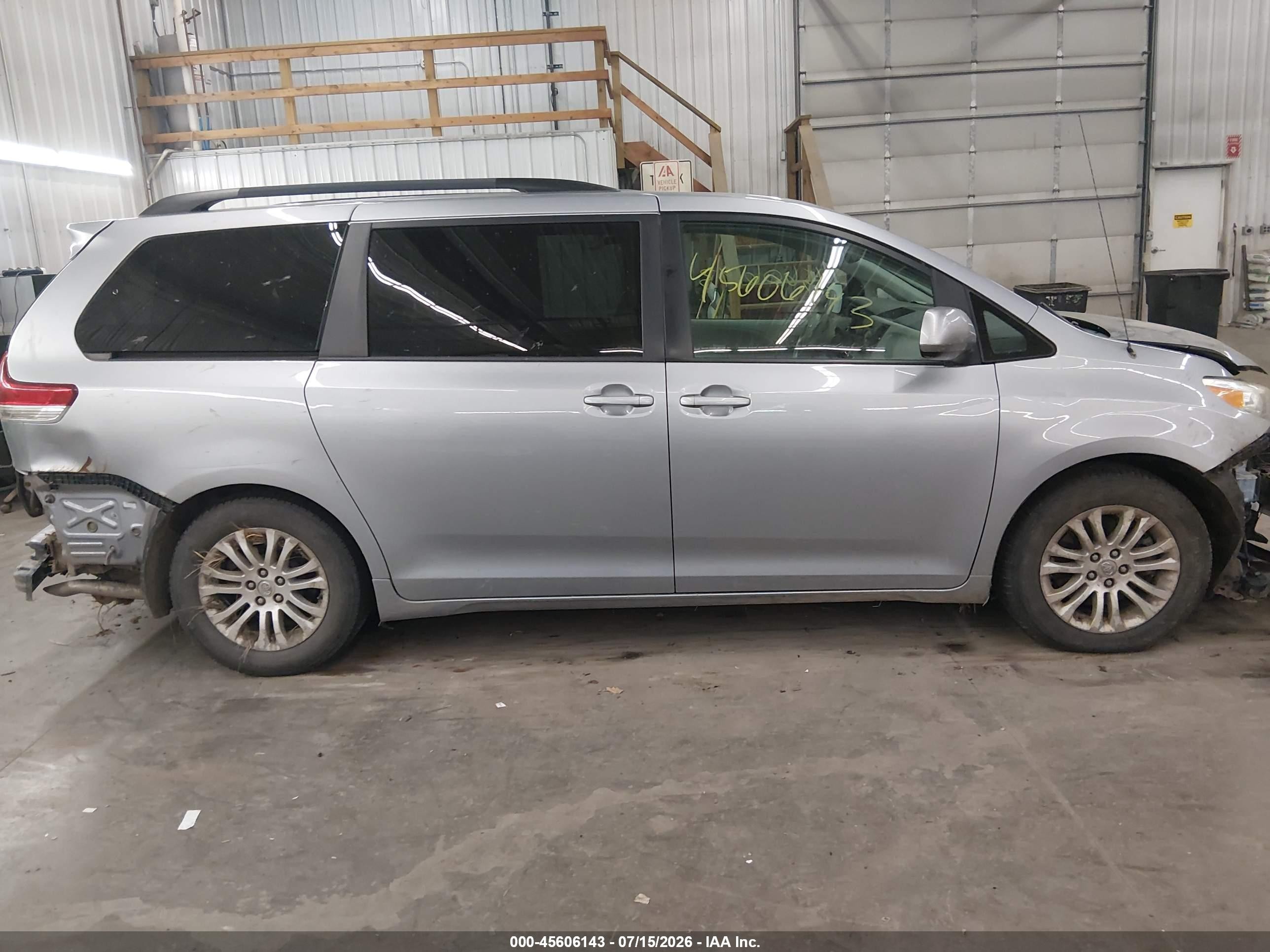 2013 Toyota Sienna Xle V6 8 Passenger Серебряный vin: 5TDYK3DC3DS310911