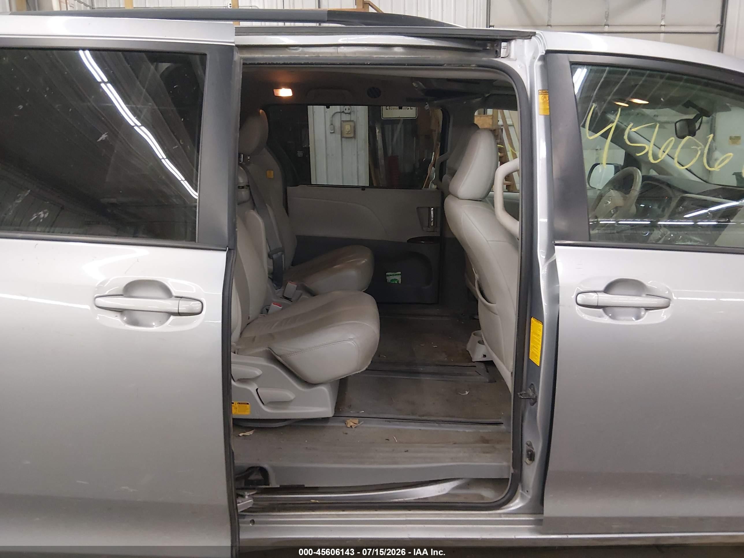 2013 Toyota Sienna Xle V6 8 Passenger Серебряный vin: 5TDYK3DC3DS310911