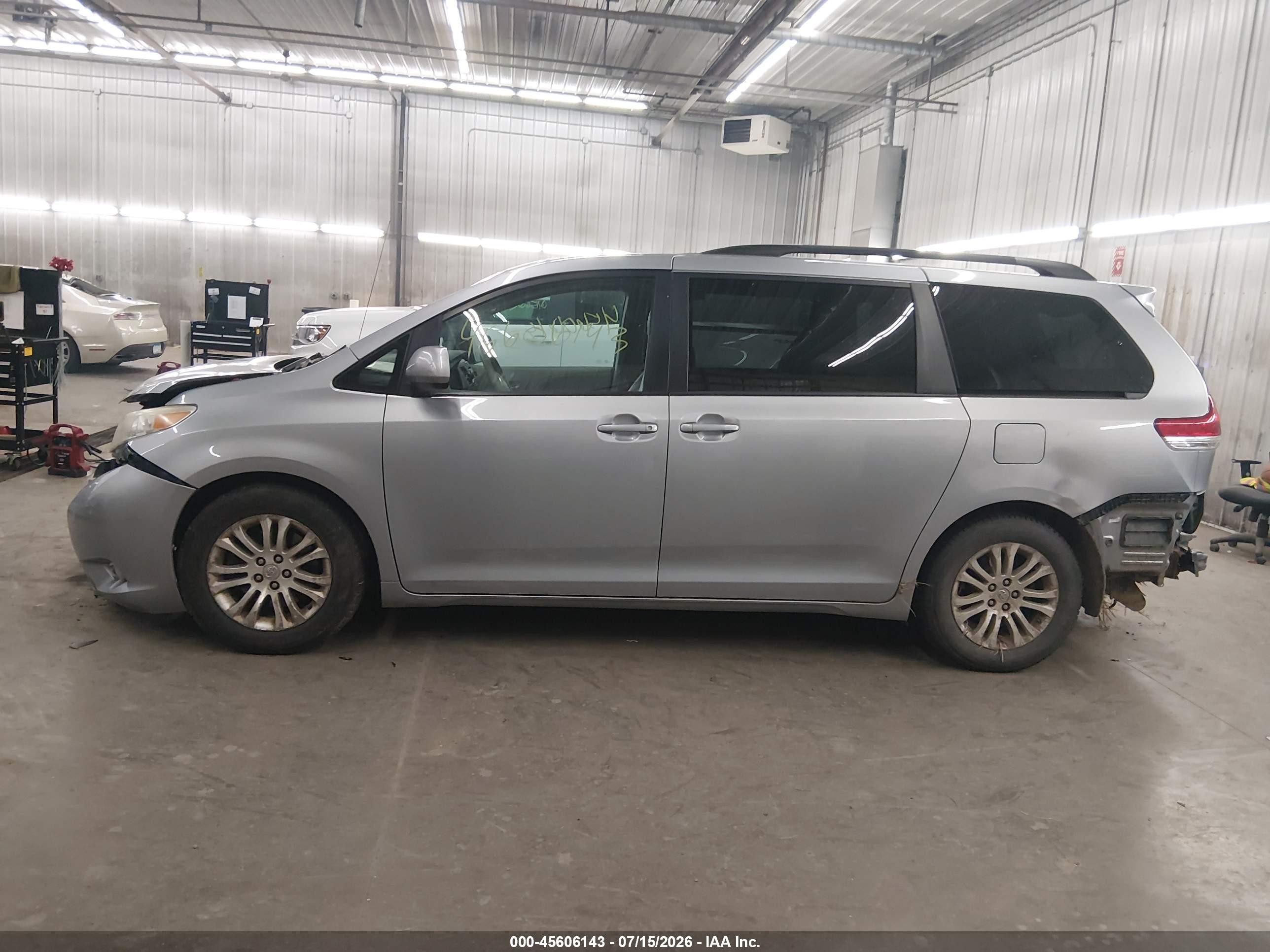 2013 Toyota Sienna Xle V6 8 Passenger Серебряный vin: 5TDYK3DC3DS310911