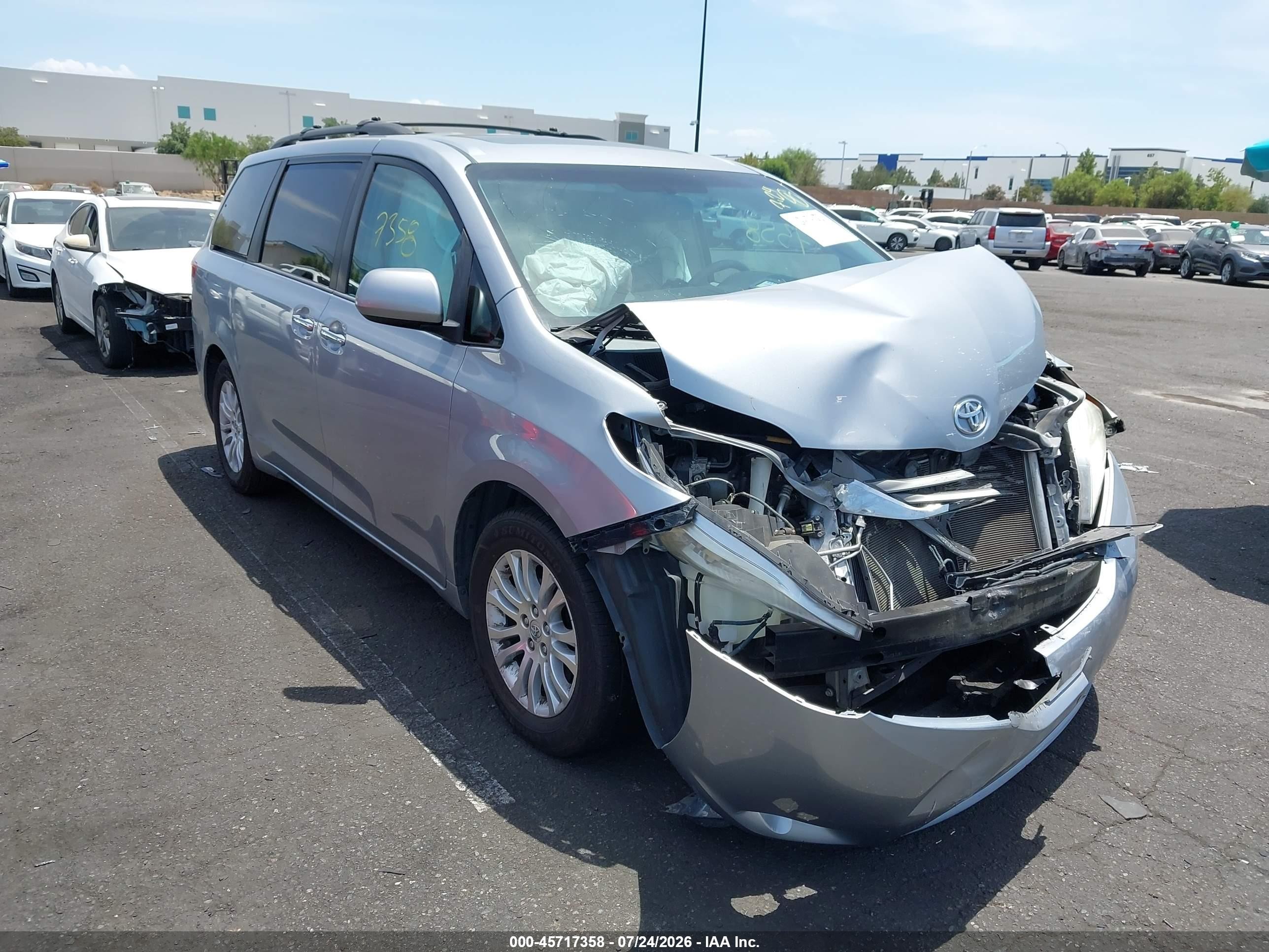 2013 Toyota Sienna Xle V6 8 Passenger Silver vin: 5TDYK3DC3DS367013
