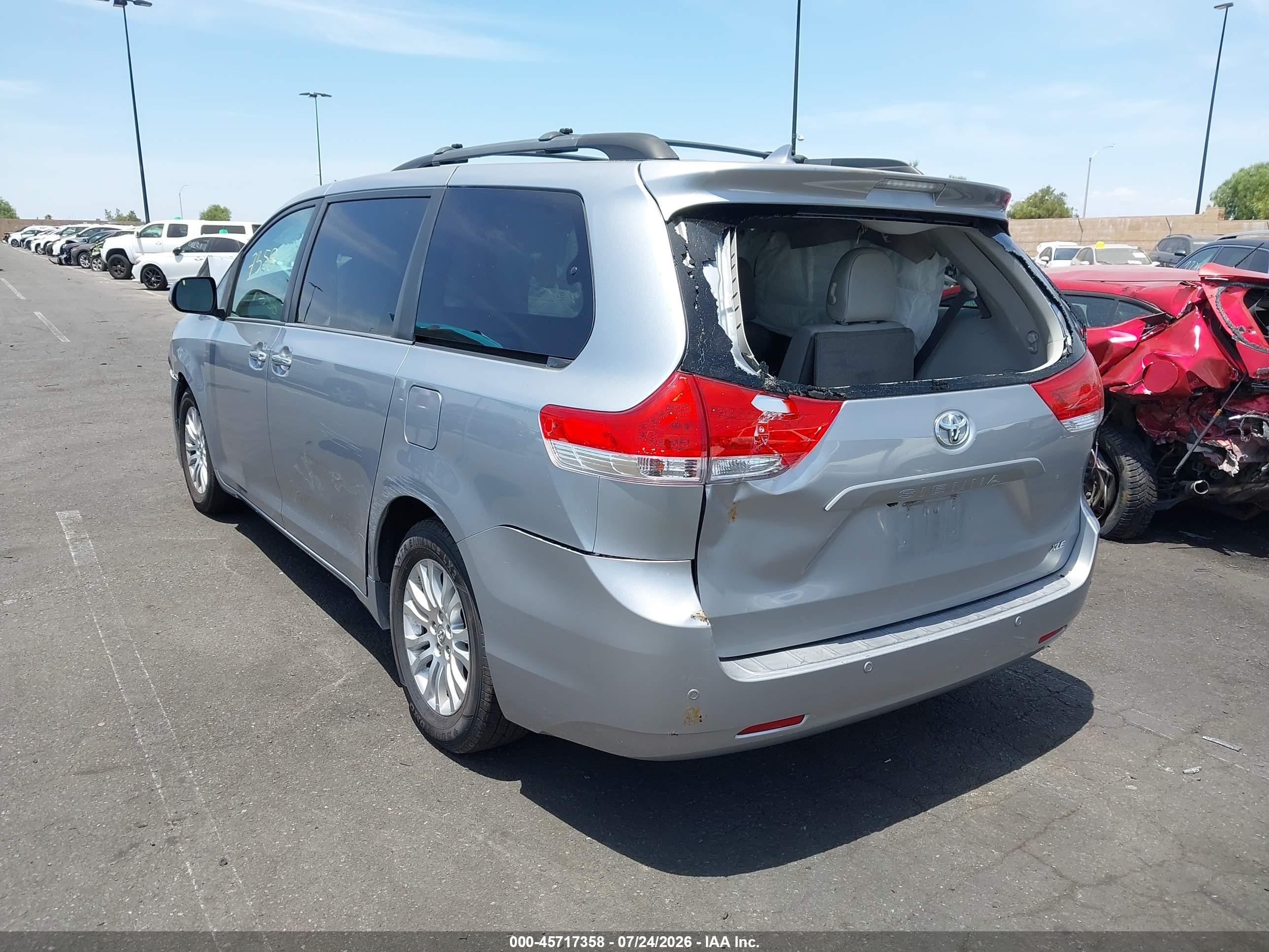 2013 Toyota Sienna Xle V6 8 Passenger Silver vin: 5TDYK3DC3DS367013