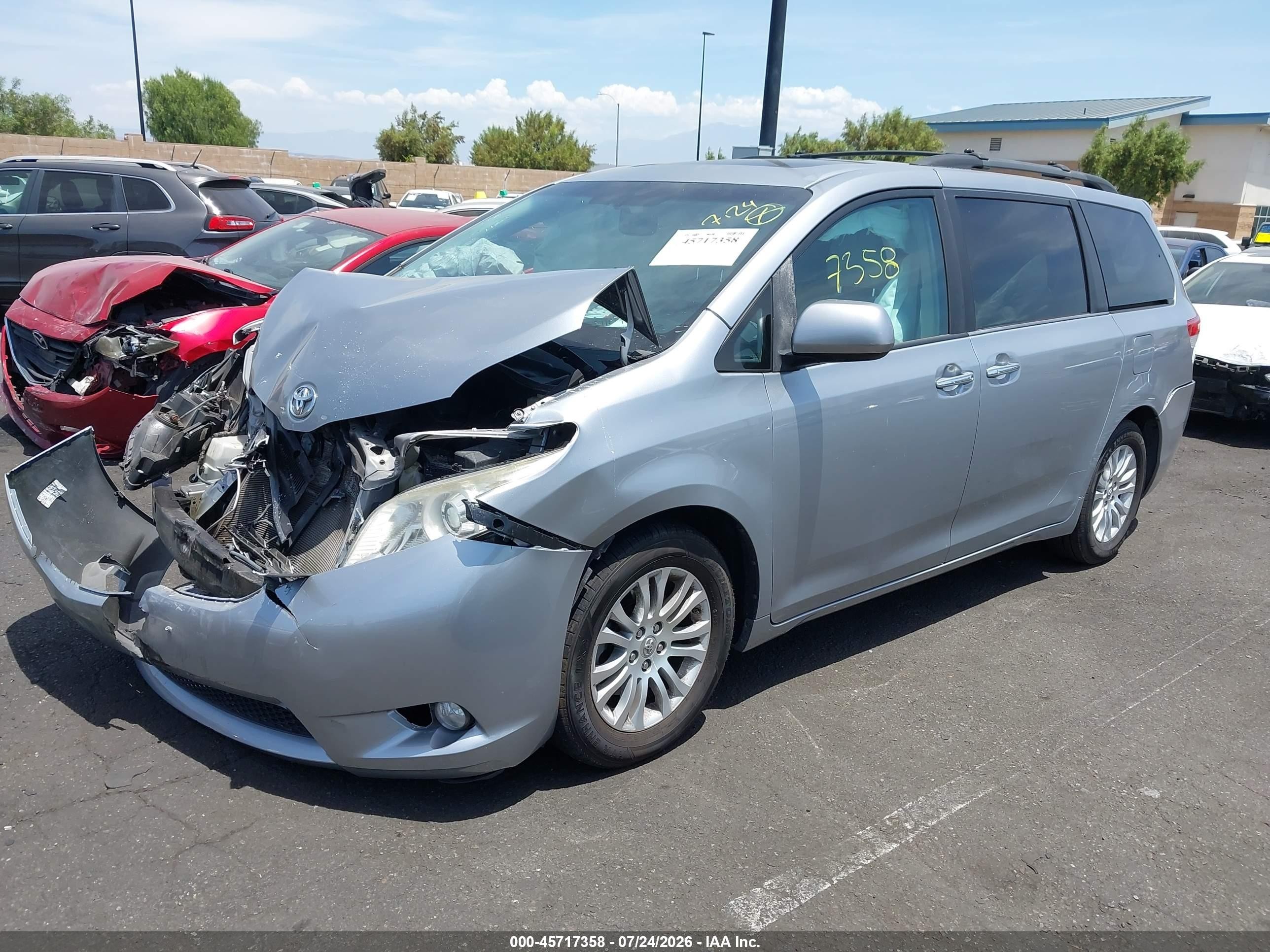 2013 Toyota Sienna Xle V6 8 Passenger Silver vin: 5TDYK3DC3DS367013