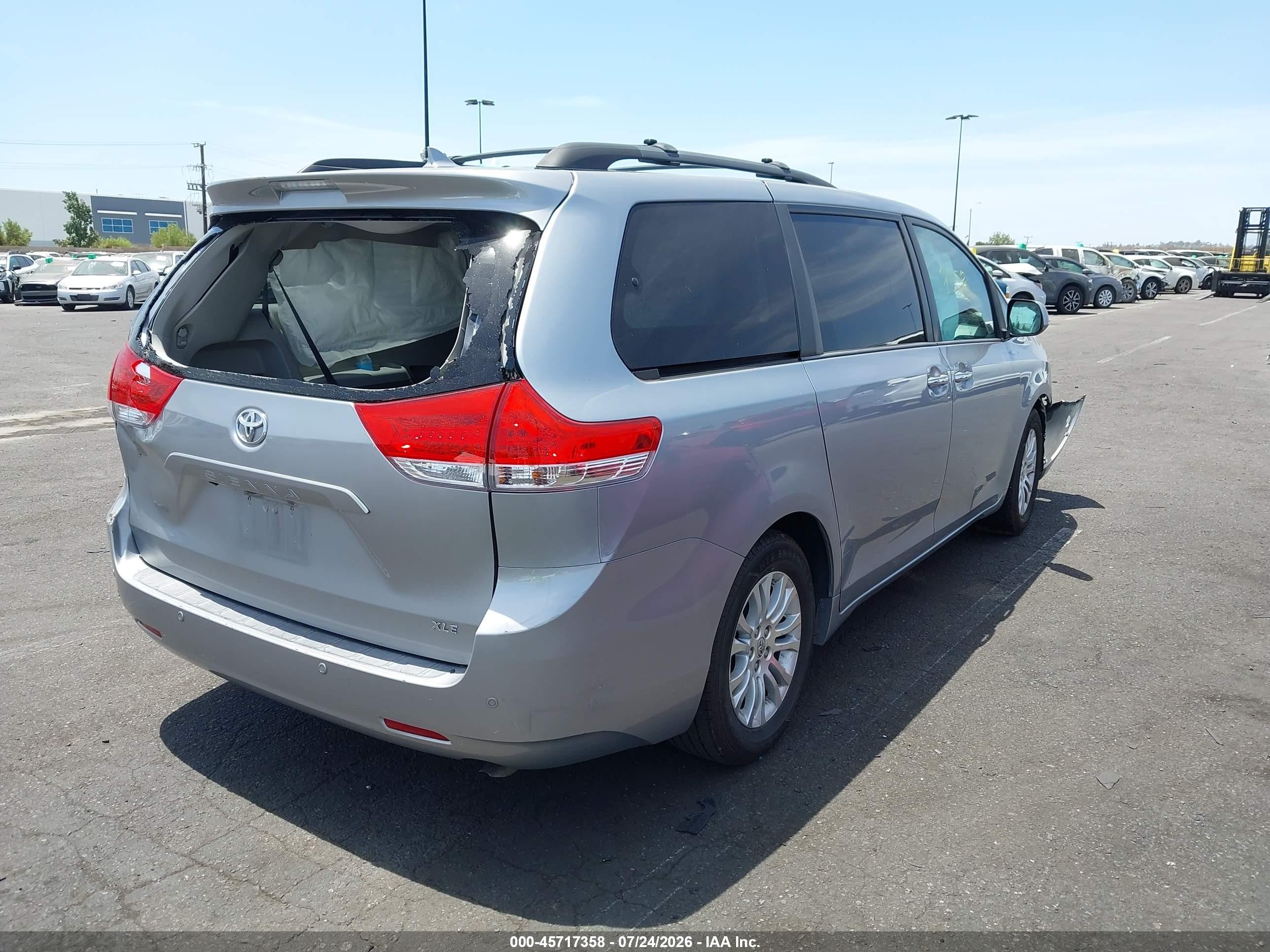 2013 Toyota Sienna Xle V6 8 Passenger Silver vin: 5TDYK3DC3DS367013