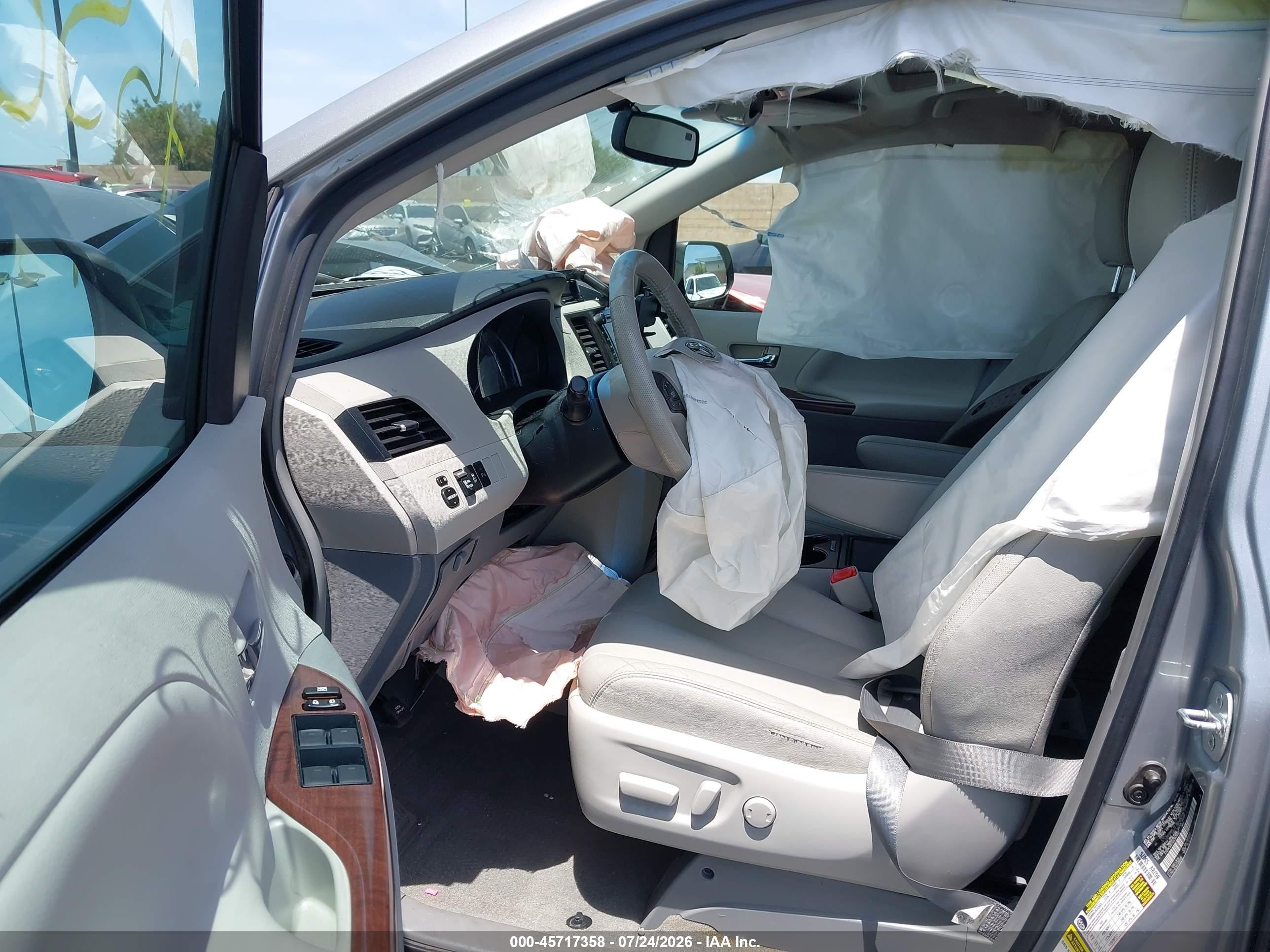 2013 Toyota Sienna Xle V6 8 Passenger Silver vin: 5TDYK3DC3DS367013