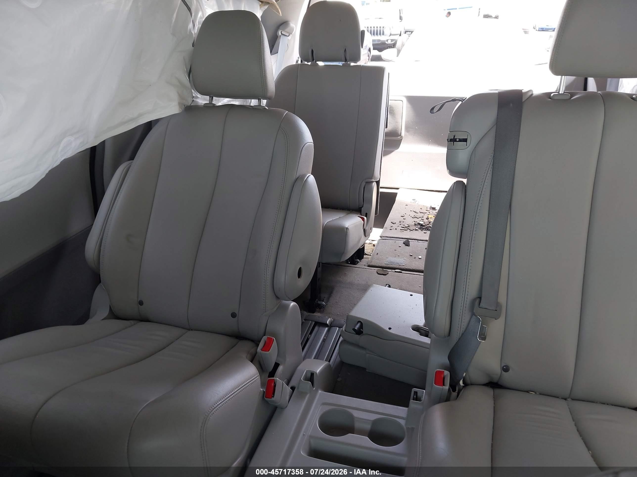2013 Toyota Sienna Xle V6 8 Passenger Silver vin: 5TDYK3DC3DS367013