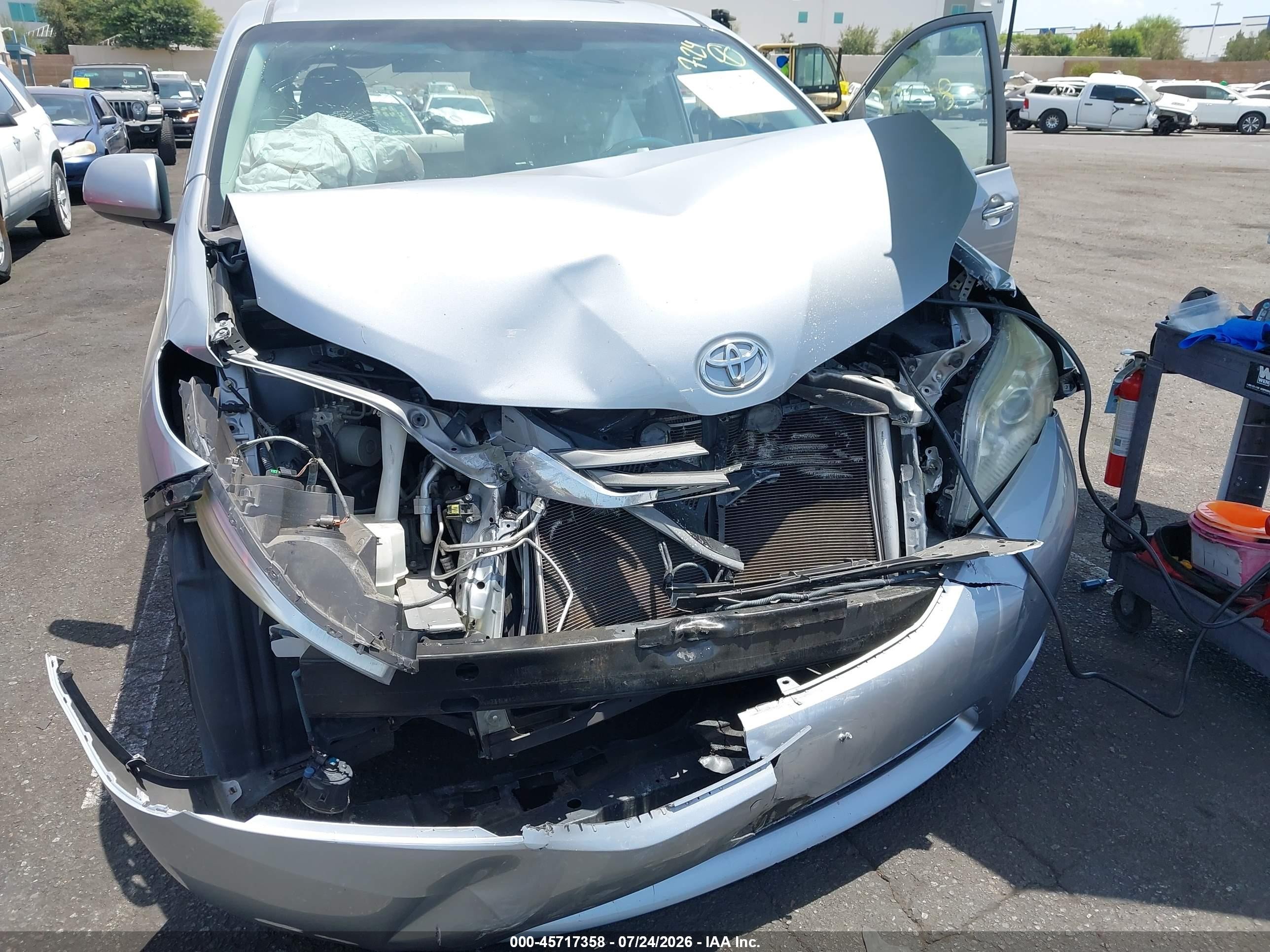 2013 Toyota Sienna Xle V6 8 Passenger Silver vin: 5TDYK3DC3DS367013
