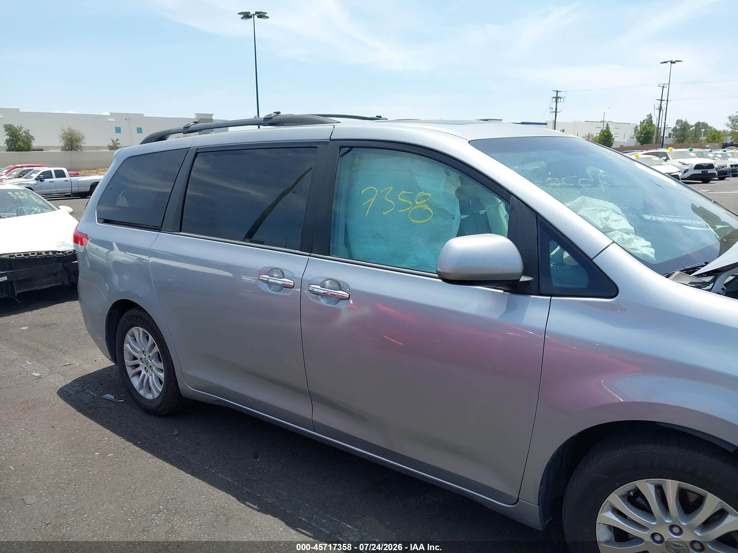 2013 Toyota Sienna Xle V6 8 Passenger Silver vin: 5TDYK3DC3DS367013