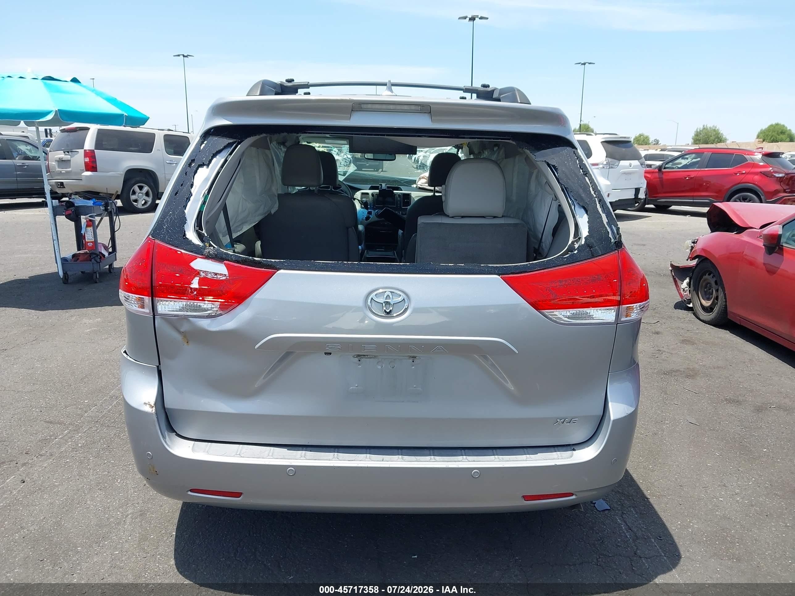 2013 Toyota Sienna Xle V6 8 Passenger Silver vin: 5TDYK3DC3DS367013