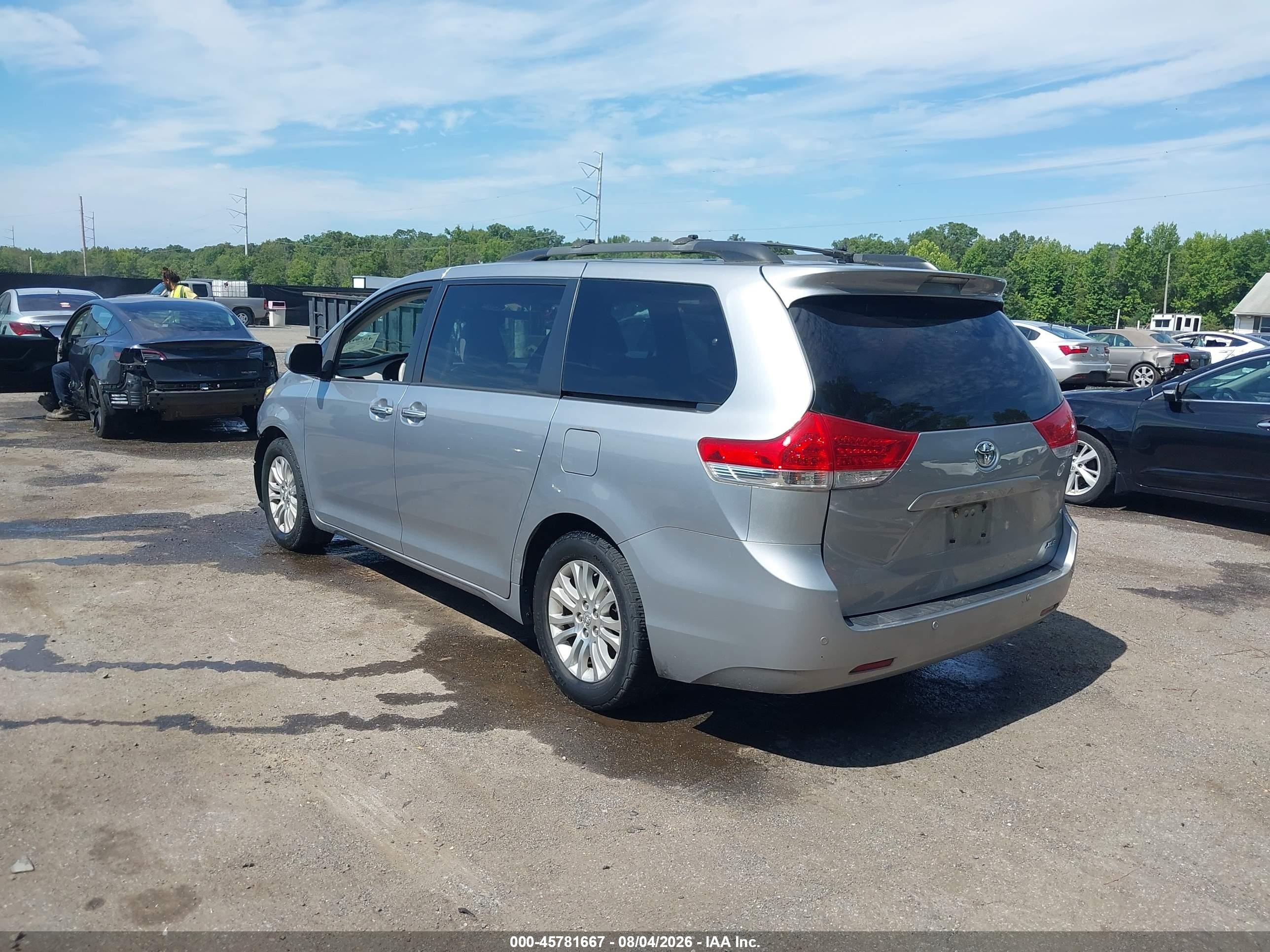 2013 Toyota Sienna Xle V6 8 Passenger Серебряный vin: 5TDYK3DC3DS370574