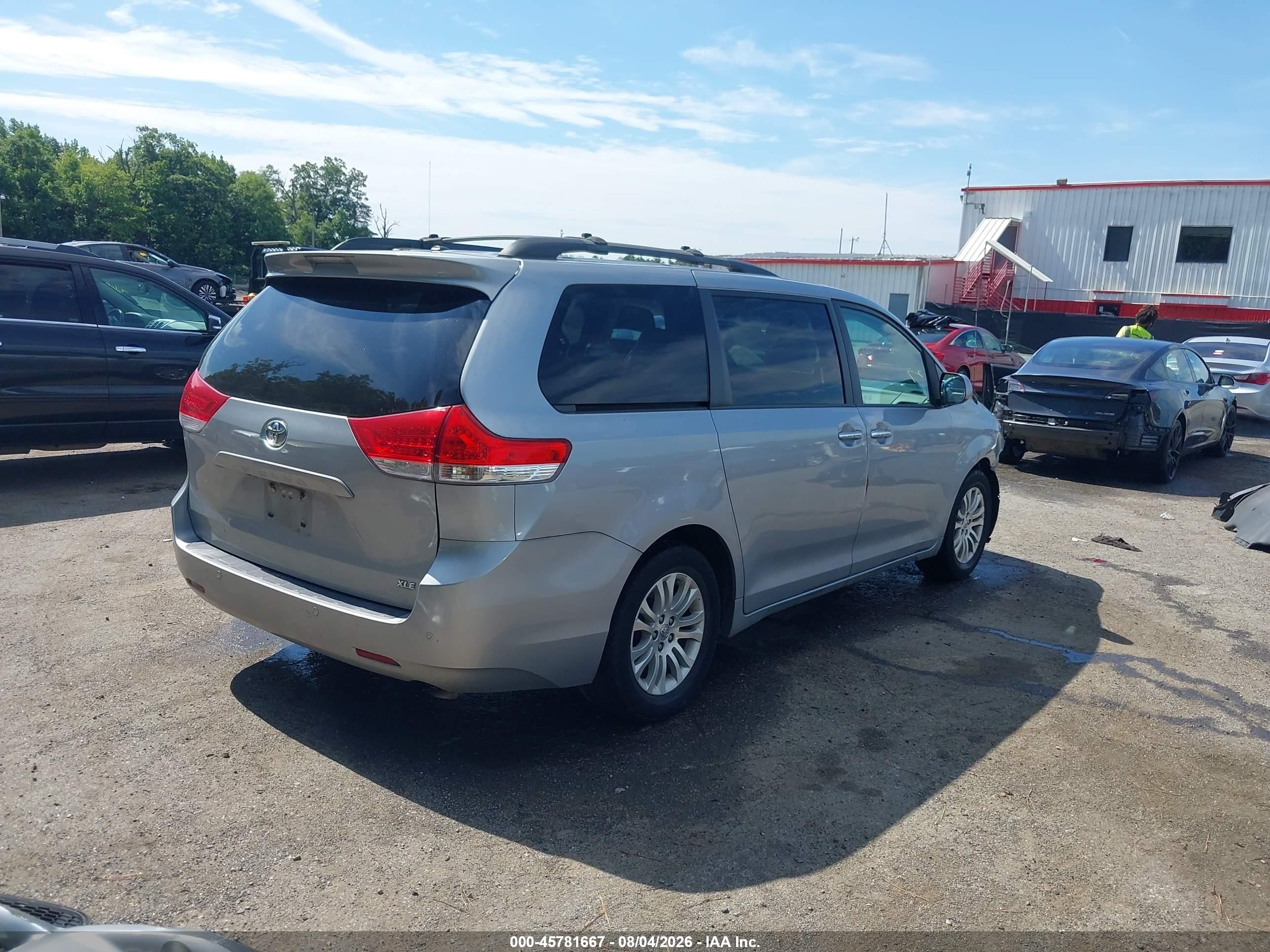 2013 Toyota Sienna Xle V6 8 Passenger Серебряный vin: 5TDYK3DC3DS370574
