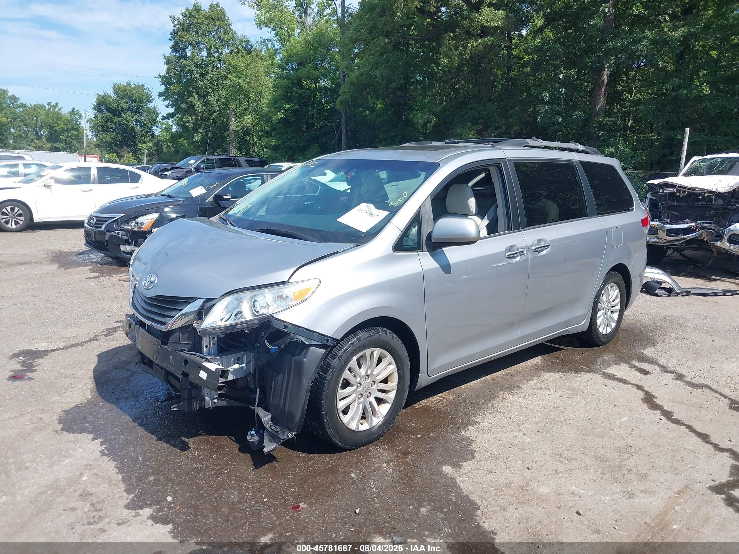 2013 Toyota Sienna Xle V6 8 Passenger Серебряный vin: 5TDYK3DC3DS370574