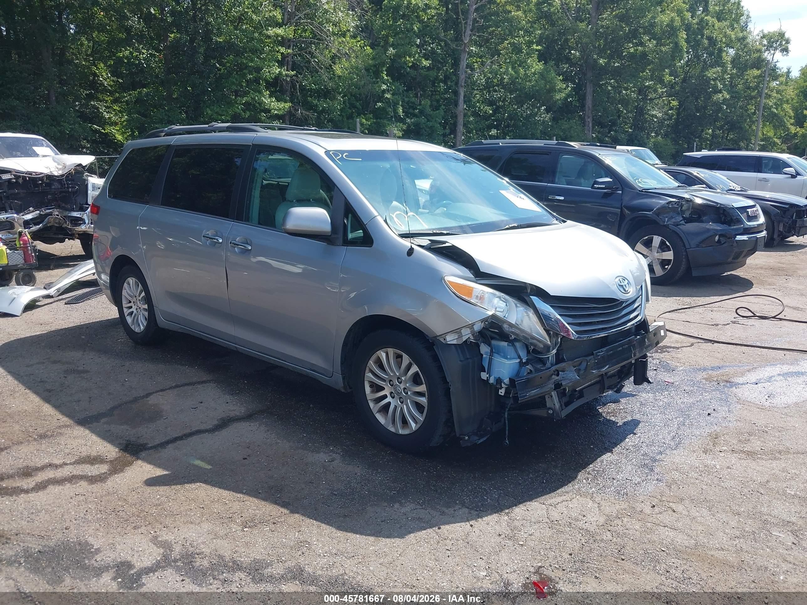2013 Toyota Sienna Xle V6 8 Passenger Silver vin: 5TDYK3DC3DS370574