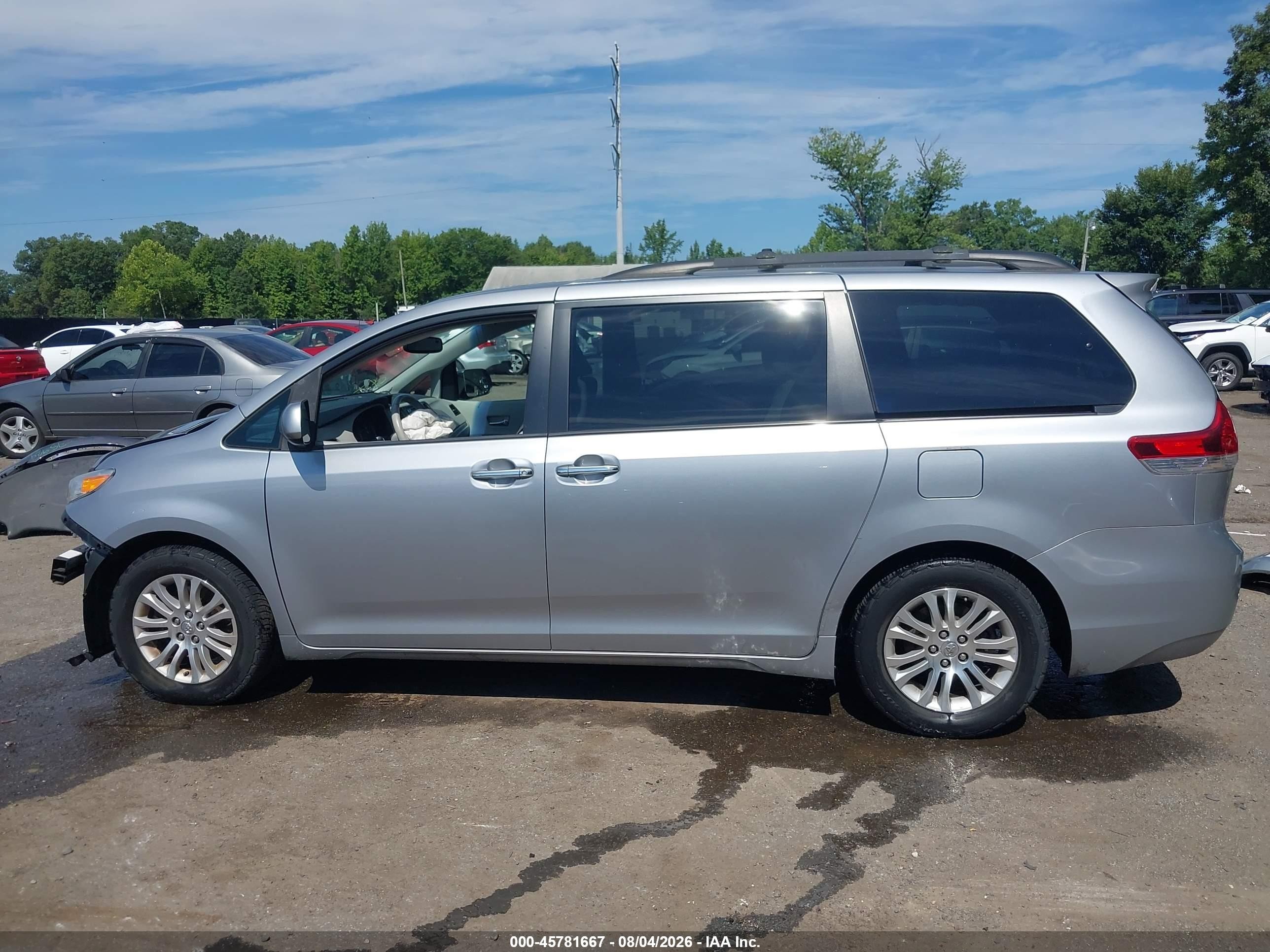 2013 Toyota Sienna Xle V6 8 Passenger Серебряный vin: 5TDYK3DC3DS370574