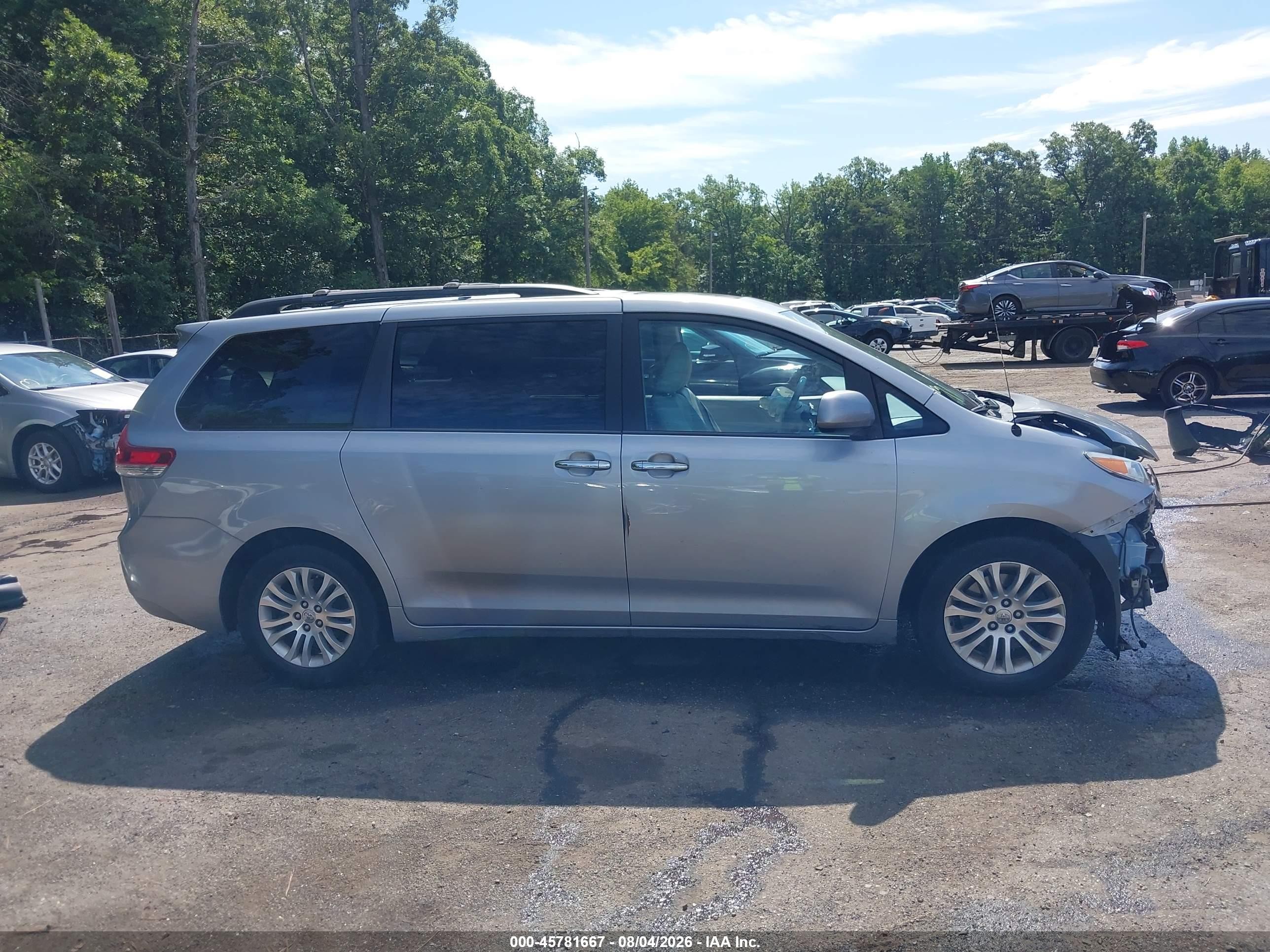 2013 Toyota Sienna Xle V6 8 Passenger Серебряный vin: 5TDYK3DC3DS370574