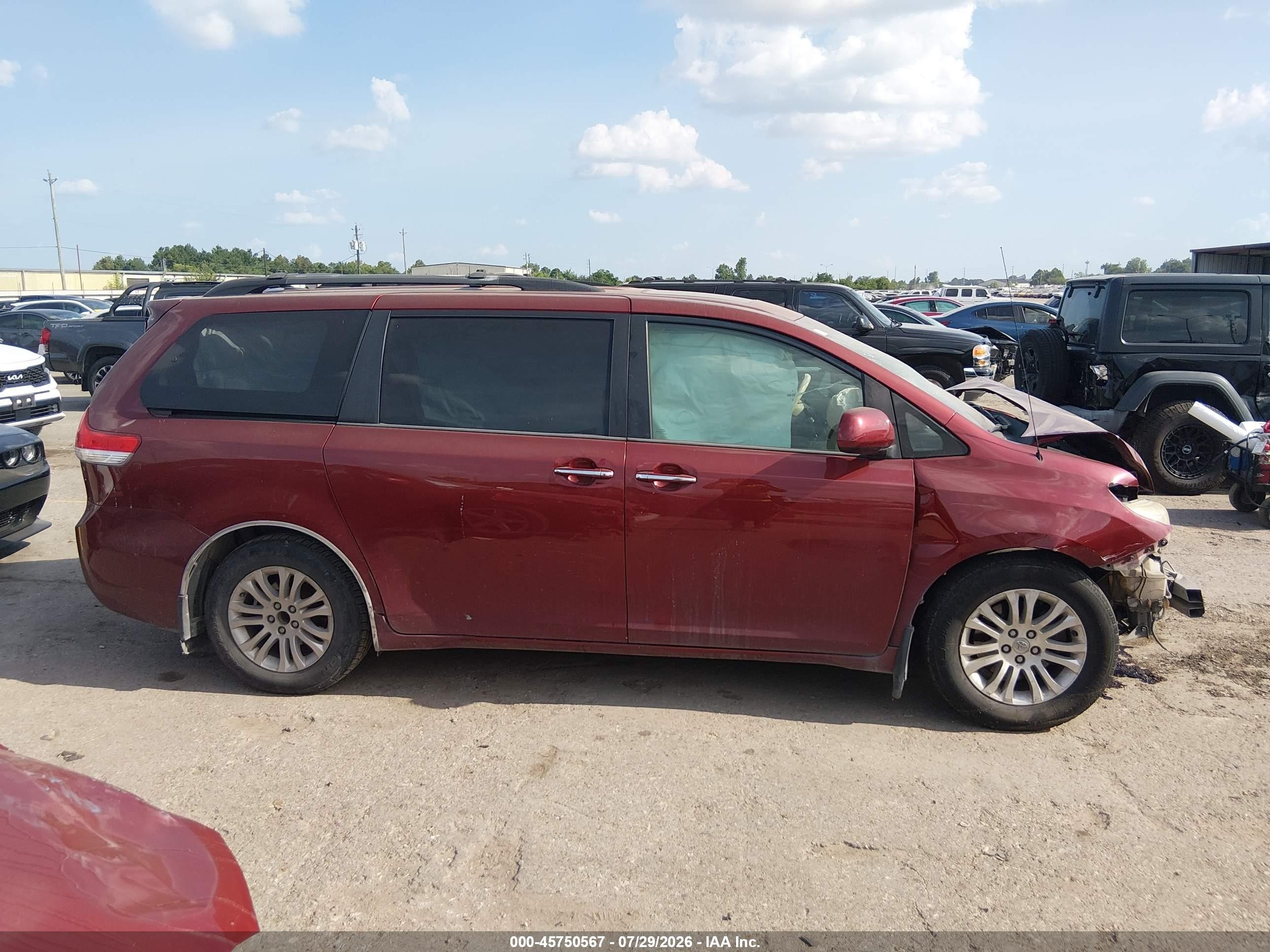 2013 Toyota Sienna Xle V6 8 Passenger Red vin: 5TDYK3DC3DS374088