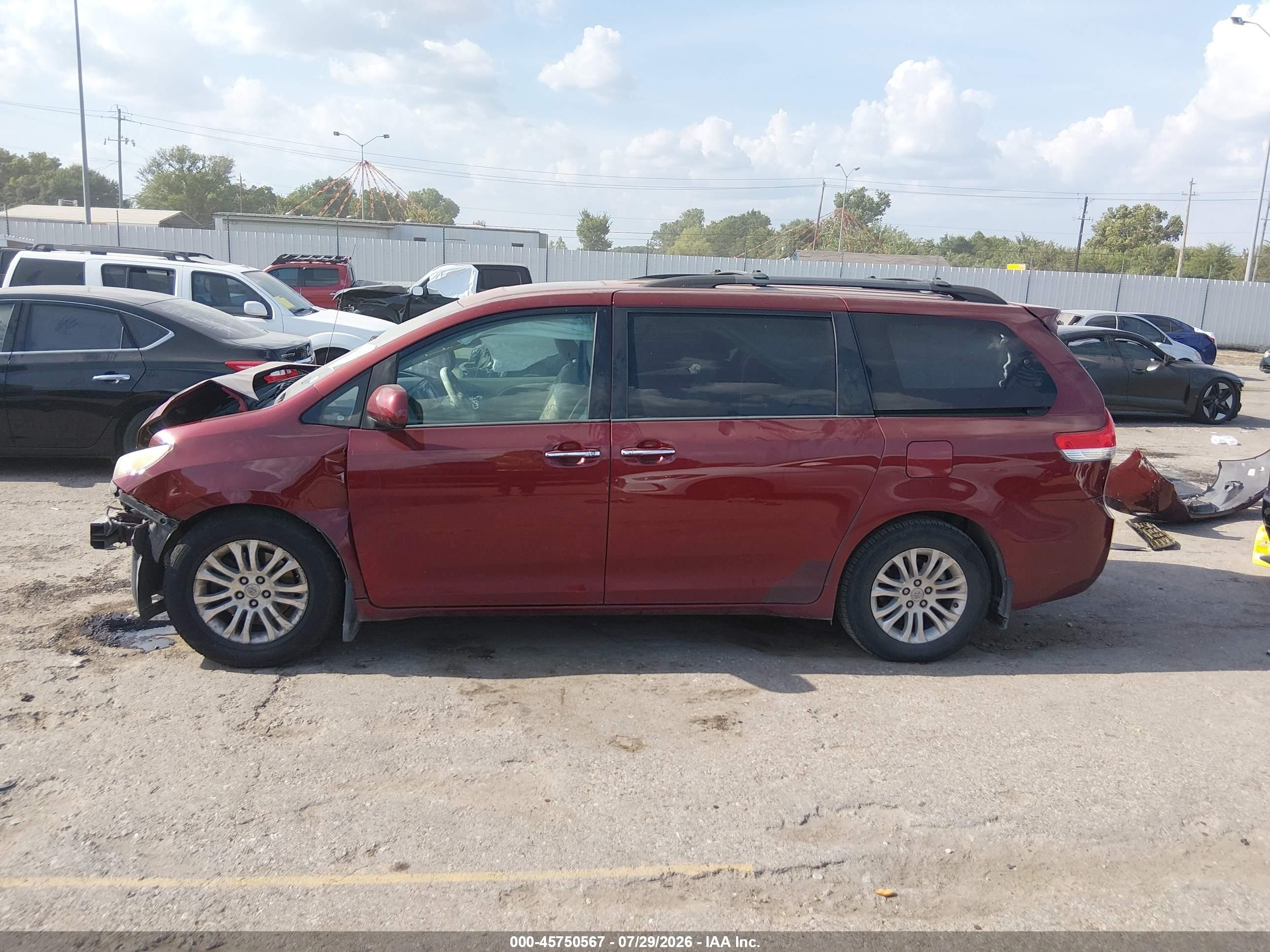 2013 Toyota Sienna Xle V6 8 Passenger Red vin: 5TDYK3DC3DS374088