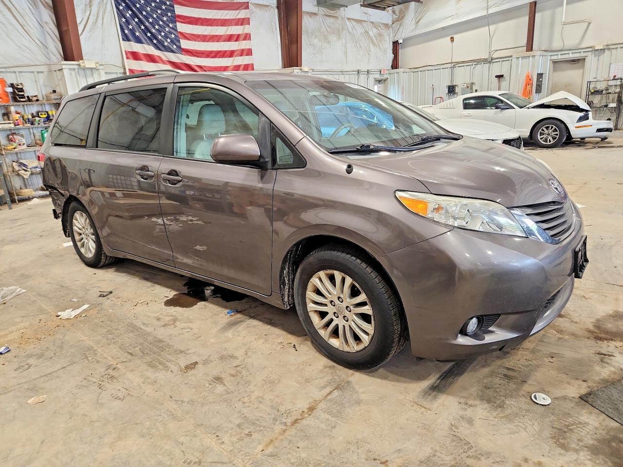 2014 Toyota Sienna Xle 8-passenger Серый vin: 5TDYK3DC3ES418107